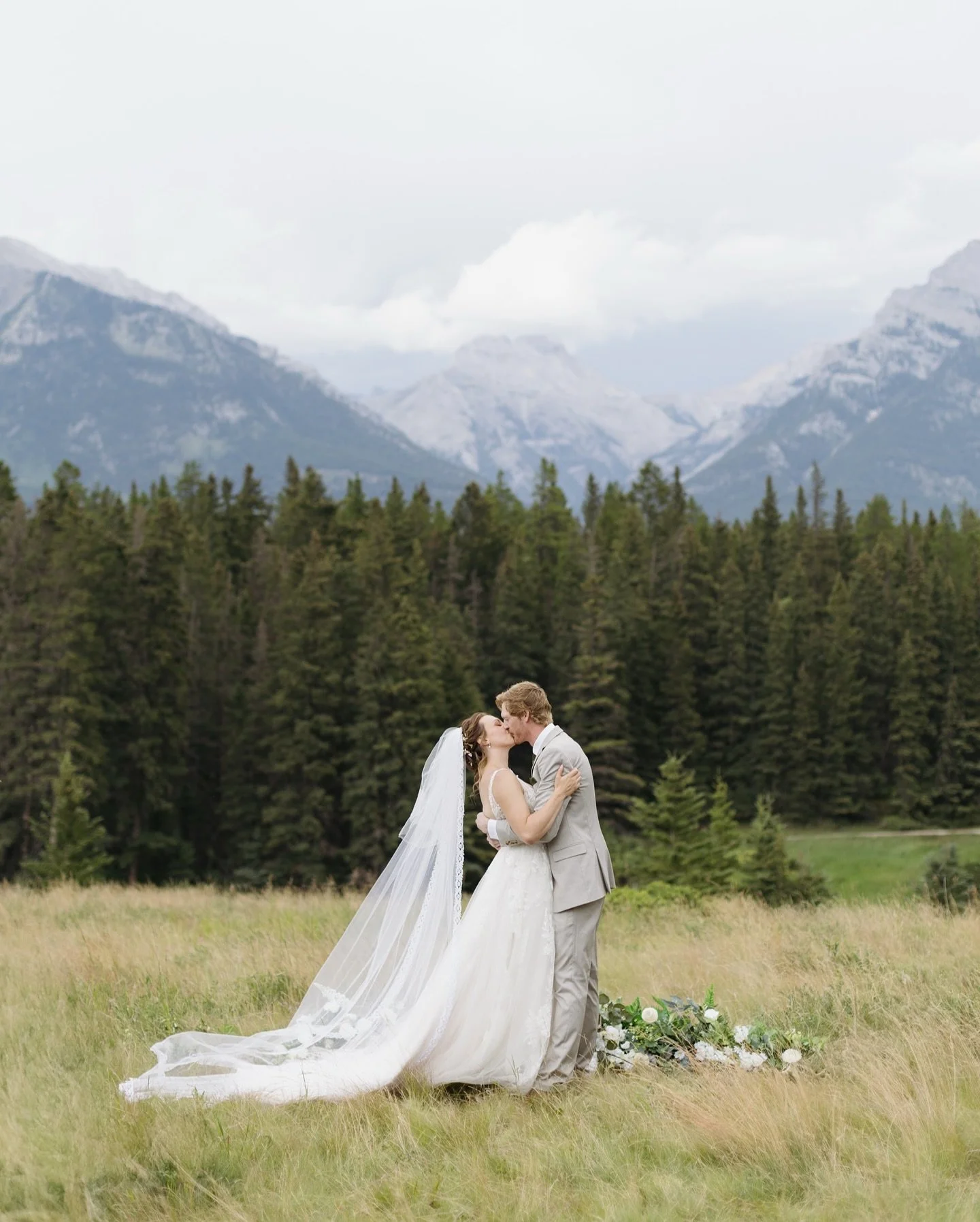 You, your partner, surrounded by your inner circle amidst the Canadian Rockies. 
A glimpse into E+L&rsquo;s beautiful and memorable wedding day 🕊️

Photography @joannabphoto
Hair &amp; makeup @mountainbeauties 

#mountainwedding #canmorephotographe