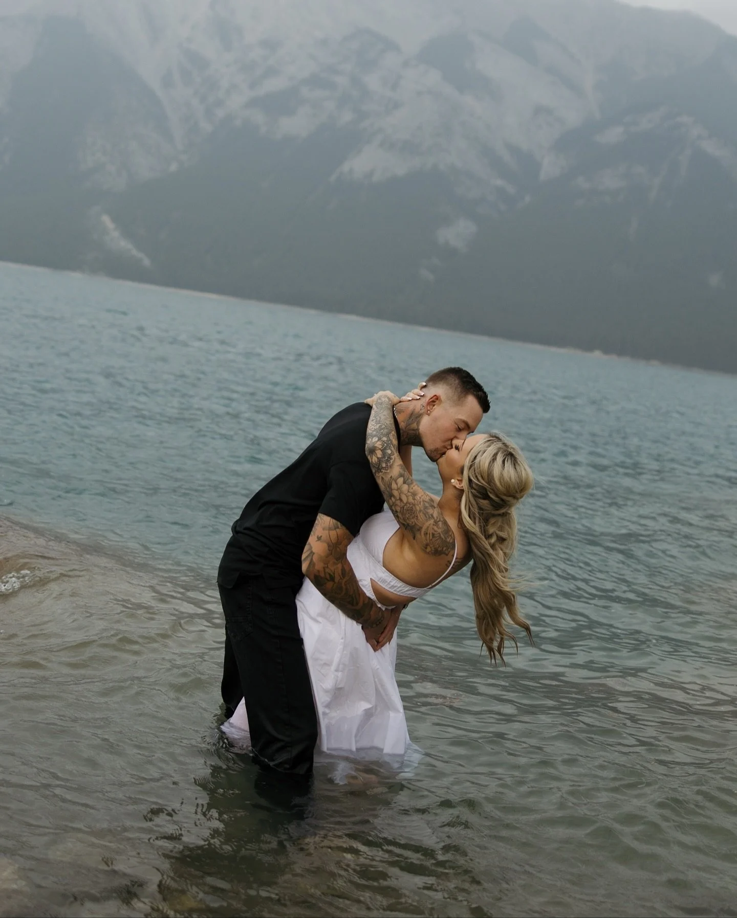 When T+M told me they wanted to get in the water for their engagement session, I was PUMPED. Having an activity to do makes for such fun photos. 
When I met them and they couldn&rsquo;t contain their giggles??? I knew the gallery was going to be perf