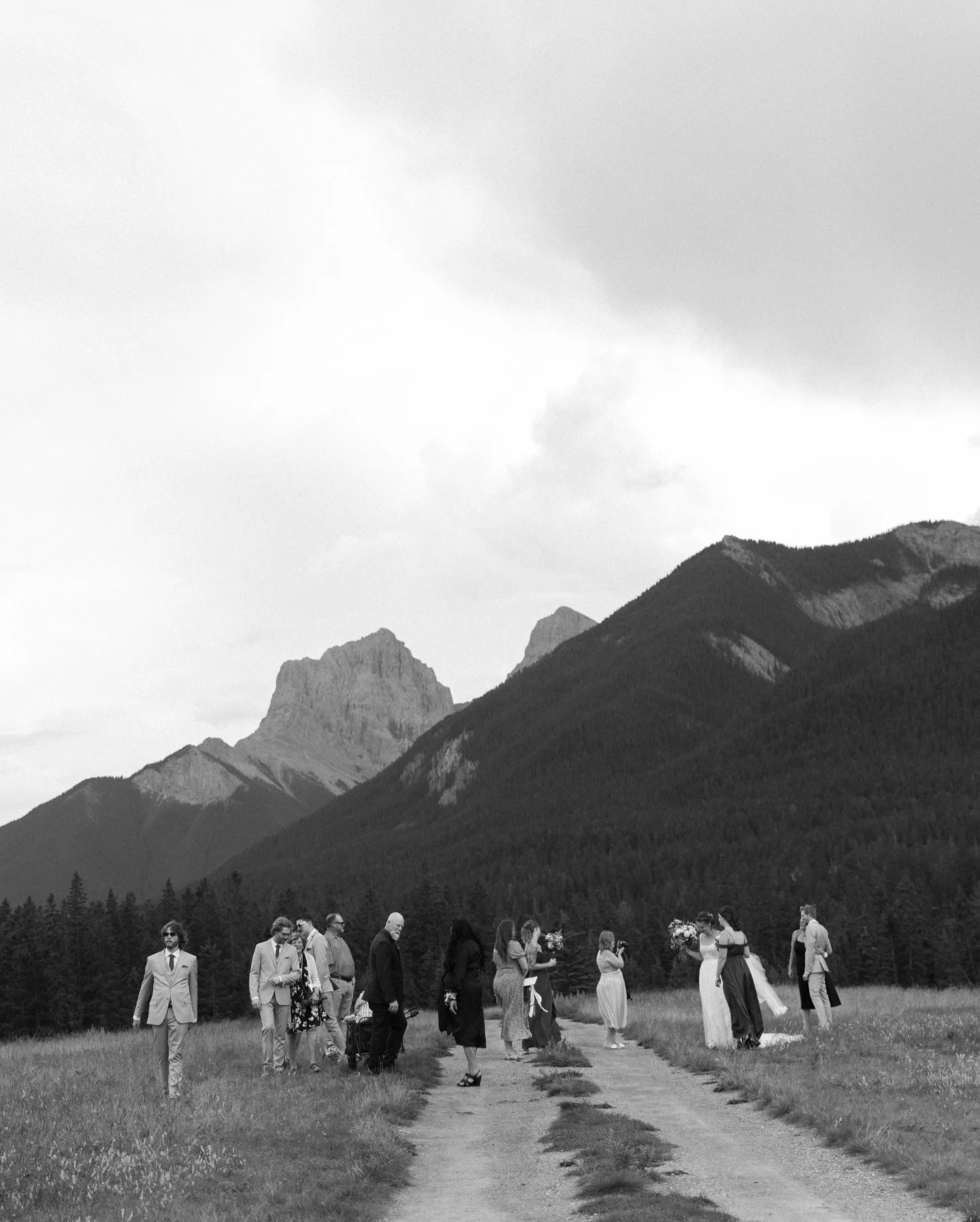 some favourite candids from this beautiful summer day 

#canmoreweddingphotographer #canmore #canmorekananaskis #canmorephotographer #canmoreliving #canmorealberta #canmorewedding  Canmore wedding photographer