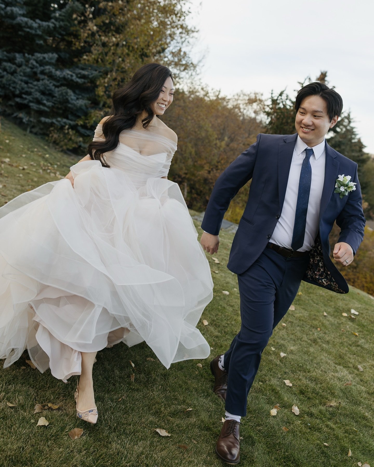 C+J&rsquo;s day was one for the books 🕊️ 
A cozy indoor ceremony to escape the October cold, heartfelt vows that made guests tear up, the gorgeous backdrop of a lake and fall colors during couple portraits, and the ENERGY of their reception celebrat