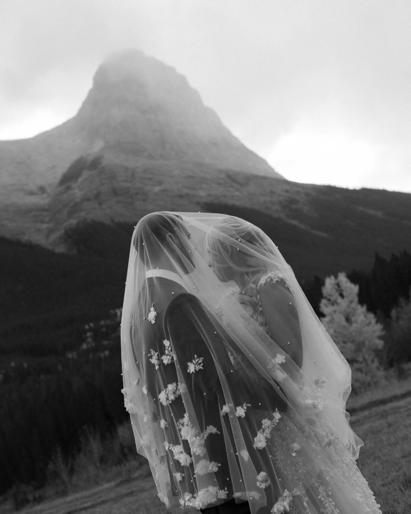 15+ reasons why you should get married in October in Canmore&hellip; 
but also because you get all 4 seasons in one day 😂

shot for the incredible @nikahelgesonphoto it&rsquo;s always so inspirational to work alongside such talented photographers 🥲