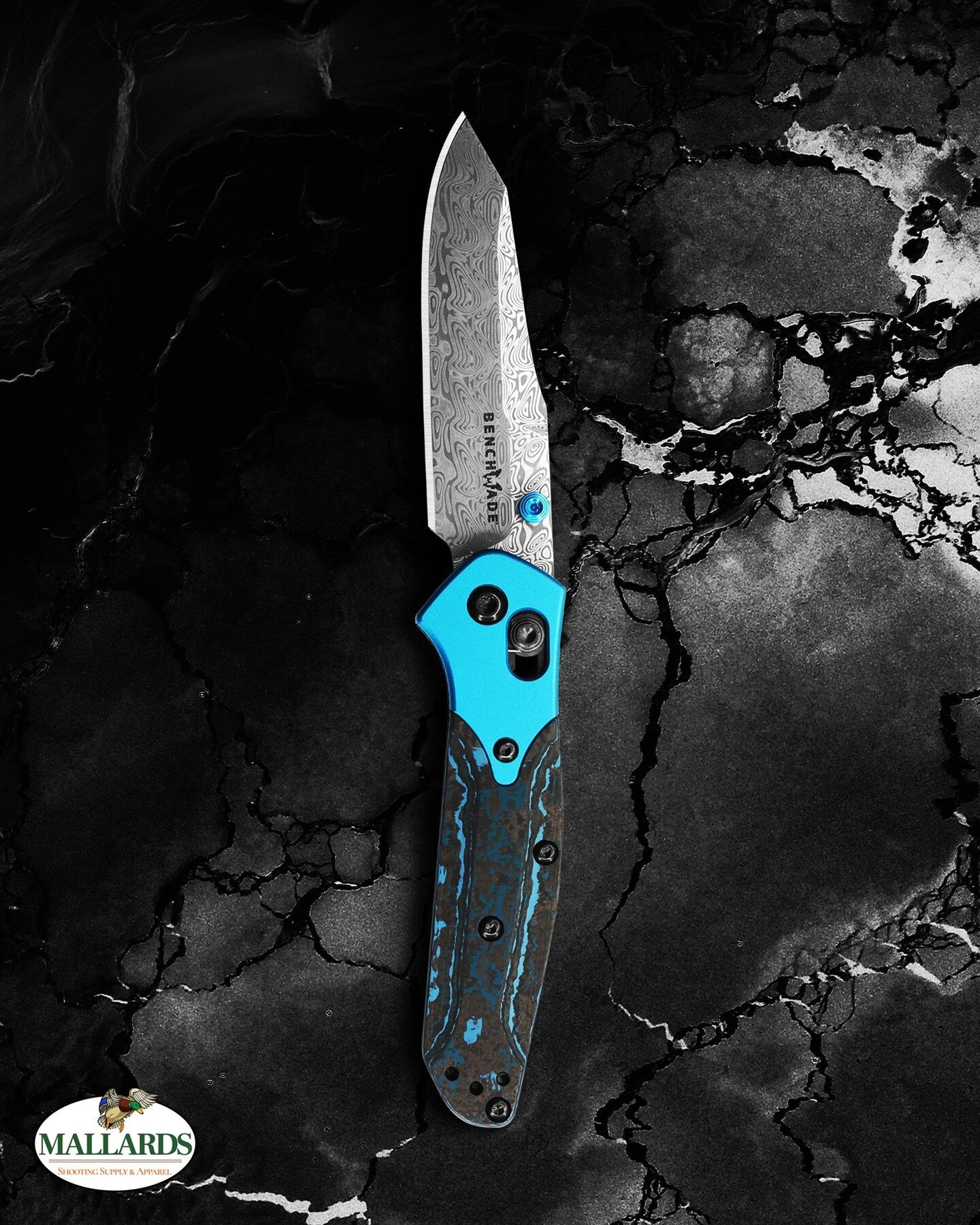 Fans and collectors of the Osborne family&mdash; one of Benchmade&rsquo;s most iconic designs&mdash;will notice the classic reverse tanto blade shape coupled with a brand-new pattern on the Damasteel&reg; blade. Called &AElig;gir&trade;, the pattern 