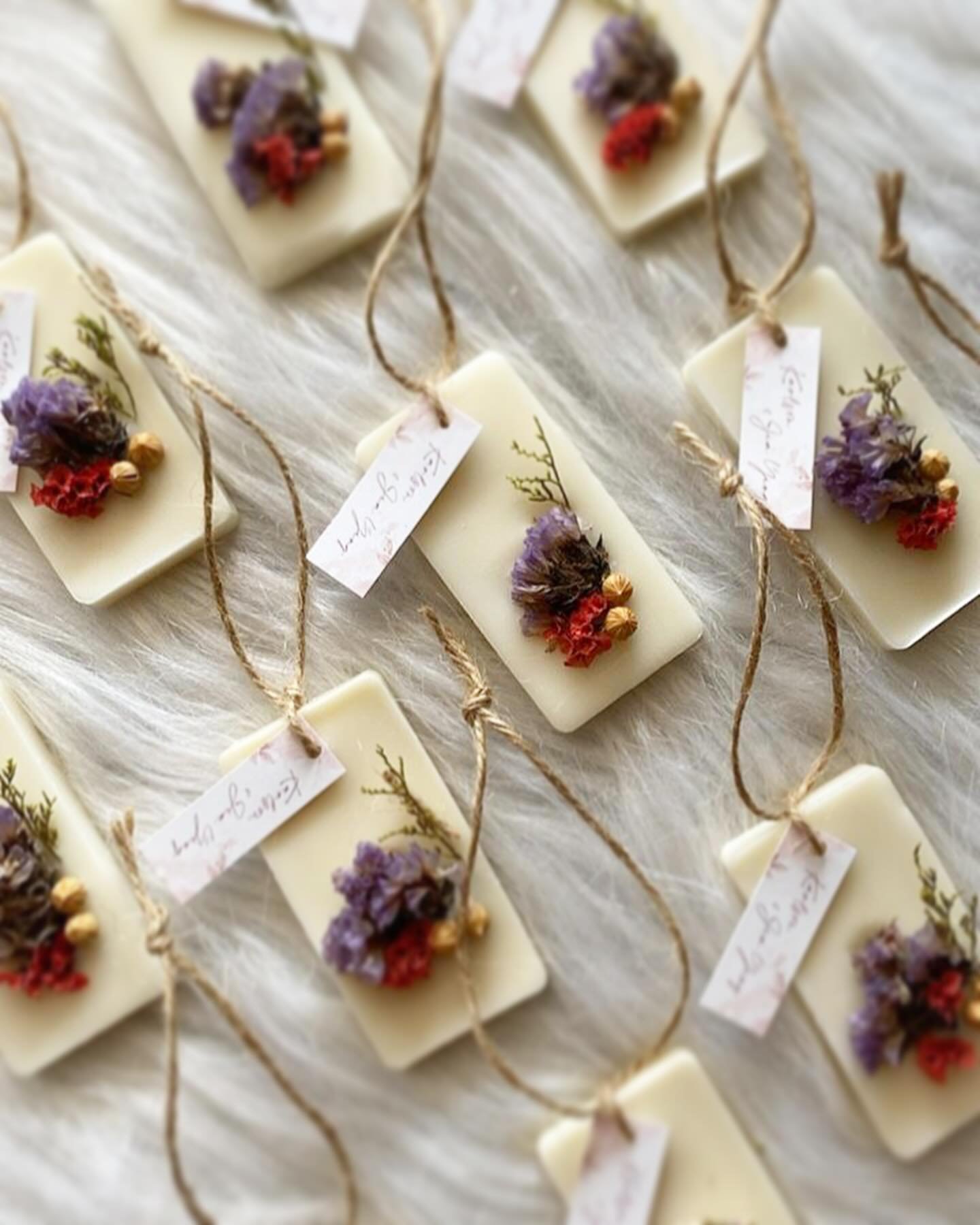 Make every occasion perfect with our wax sachets! 🎁 Whether it&rsquo;s a wedding, birthday, or corporate event, our wax sachets are the ideal door gift. Give the gift of lasting fragrance and leave a lasting impression on your guests! 

#zephyrie #z