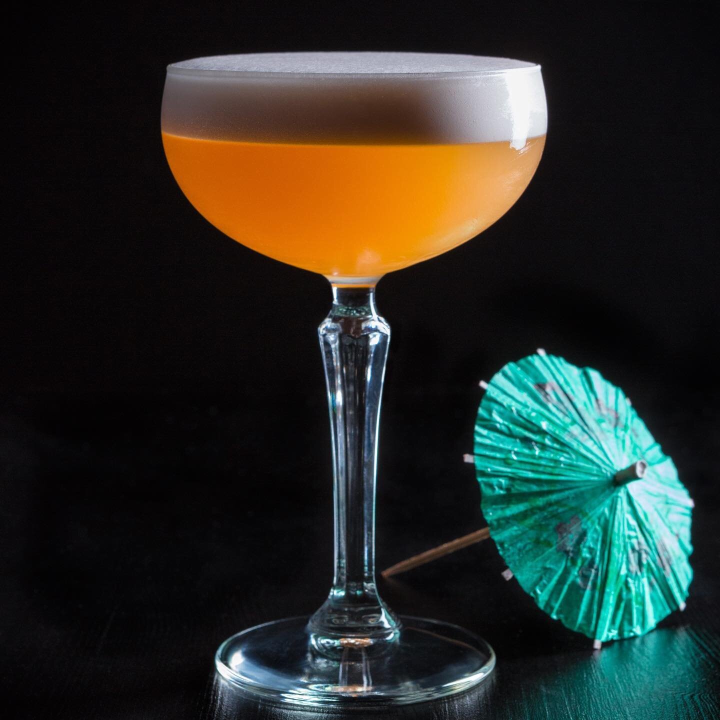 Remembering an old favourite as I approach two weeks of Dry January.

Vodka, yuzushu, pink grapefruit juice, kaffir lime syrup

Photo by @allaquiver 

#cocktails #bartender #vodka #yuzushu #geisha #umbrella #cocktailbar #japanese #japanesecocktail #f