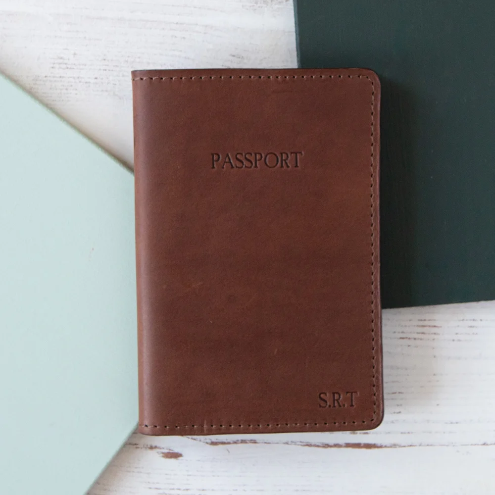 Deux Pochettes De Passeport En Cuir Peint Et Incrusté - Fait Main