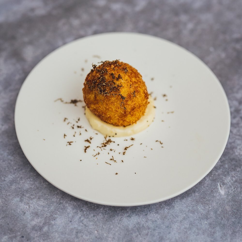 English Black Truffle Arancini with Preserved Lemon Emulsion on for second course of Saturdays 5 course mini-wedding! Only the finest English black truffles from @wiltshire_truffles and our CB preserved lemons 🍋 &bull;
&bull;
&bull;
&bull; 📸 @flore