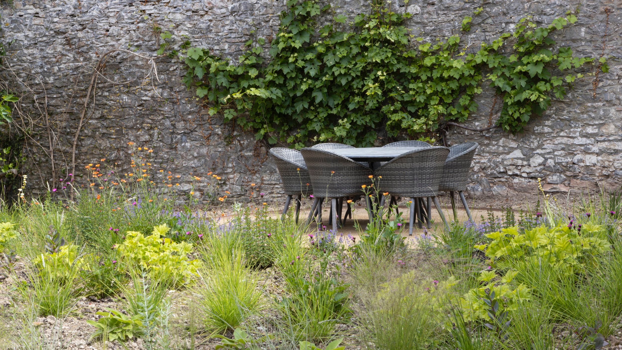  Outdoor dining in complete privacy of the walled garden 