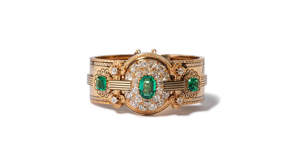    An impressive bracelet featuring old mine cut diamonds and more than 5 carats of no oil Colombian emeralds, set in 18k yellow gold.   