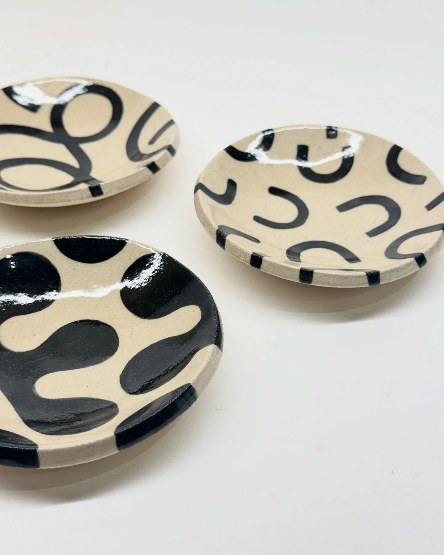 New stoneware hand painted trinket dishes now live on our website. 

#handbuiltceramics #handbuiltpottery #ceramics #stoneware #ceramic #pottery #underglaze #underglazepainting #stonewareceramics #ceramicofinstagram #potteryofinstagram #potteryofthed