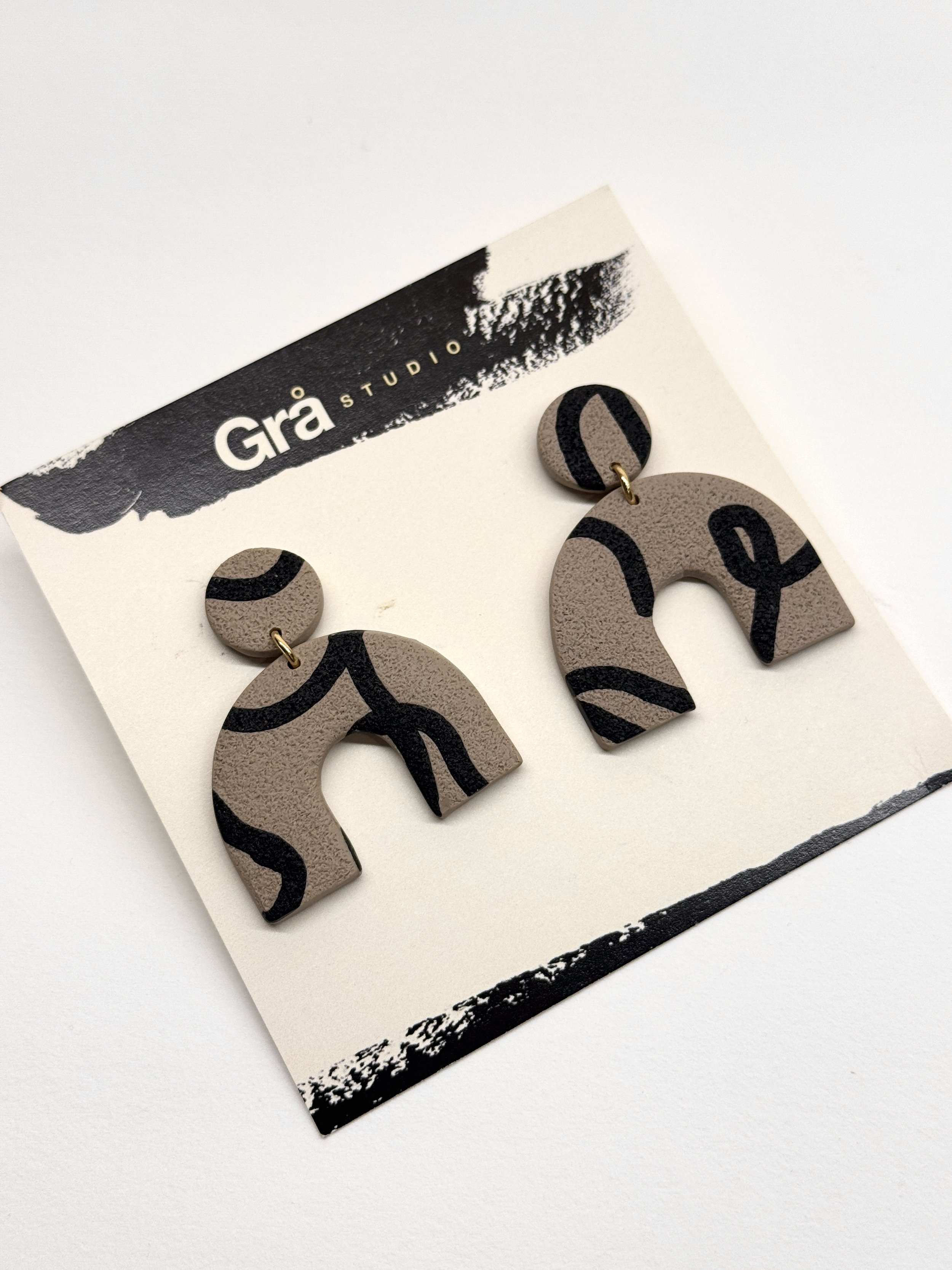 DOLLY / STATEMENT EARRINGS / TAUPE