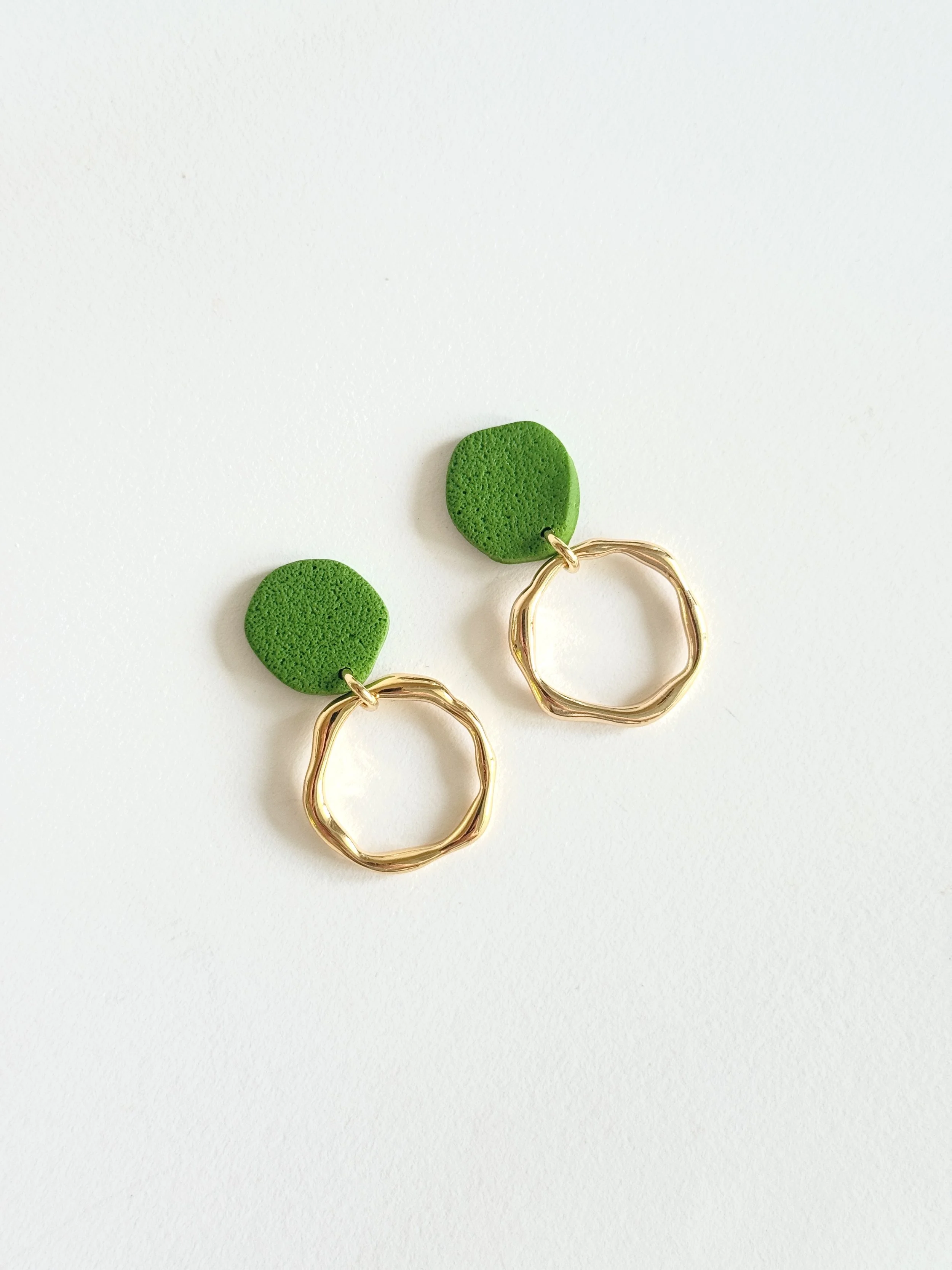 DAHLIA / ZINGY GREEN / GOLD DANGLE
