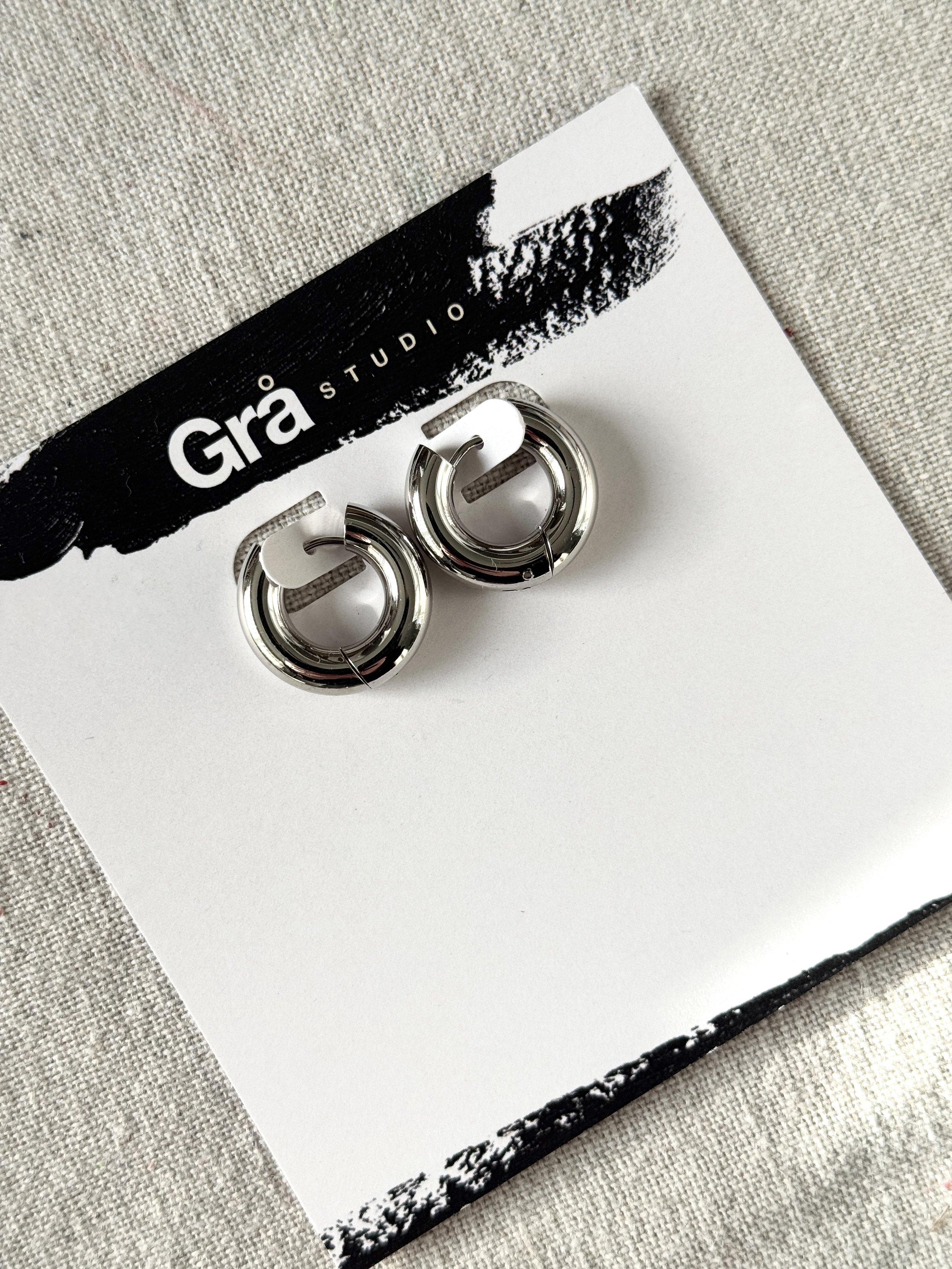 XL CHLOE / STATEMENT HUGGIES SILVER