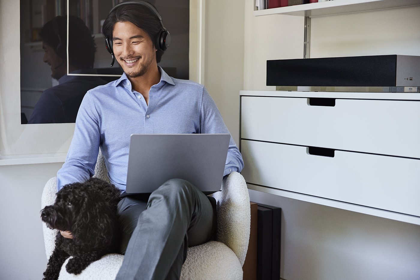 Jabra Evolve2 75 Lifestyle Male Dog Home Laptop 2 Amazon.jpg