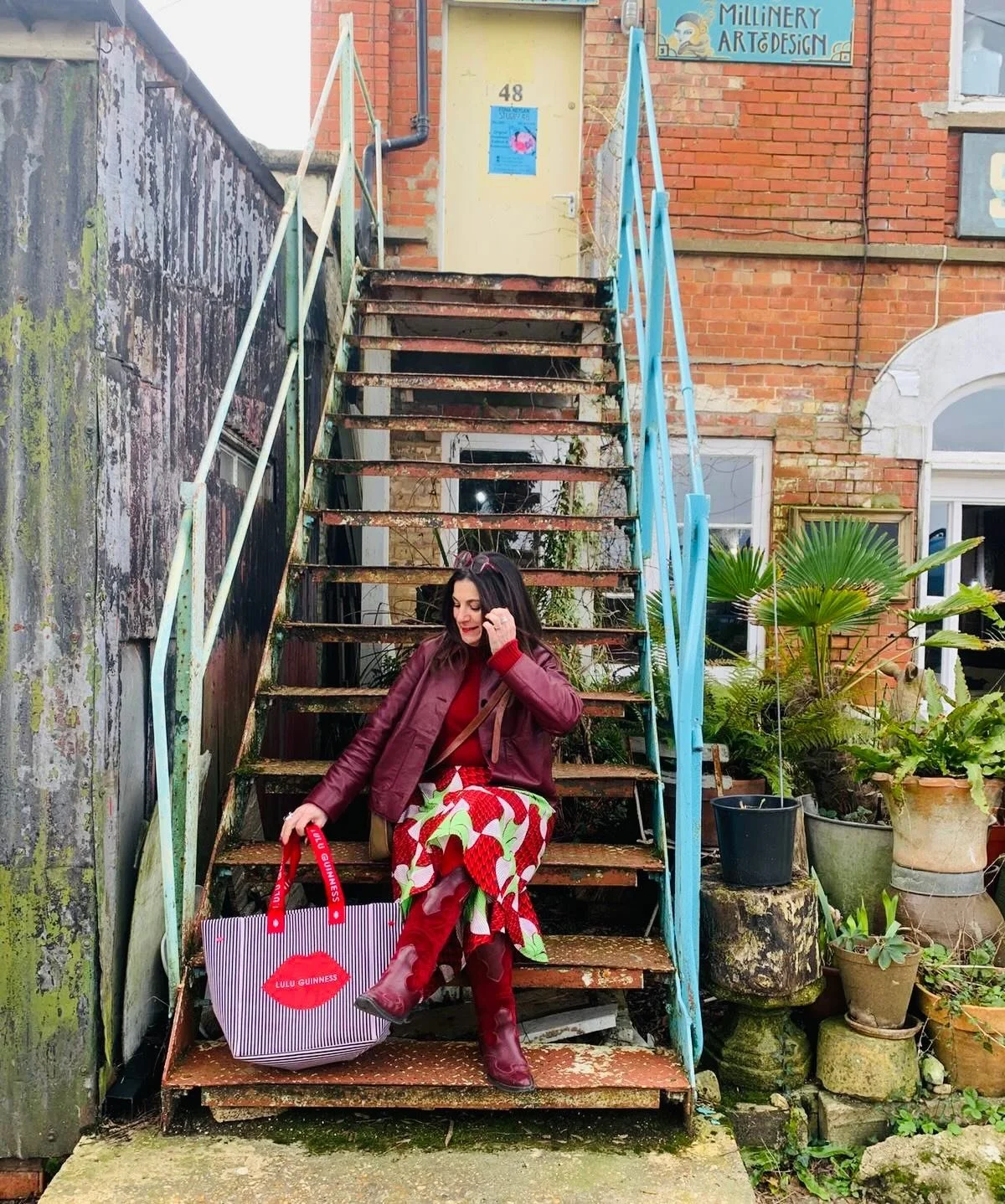 Happy Tuesday everyone! 

It didn&rsquo;t rain today!!! Hip hip hooray! A little half term trip to source some vintage furniture for @verity.musson bedroom.. we love trawling in Bridport.. hilariously got more excited about a red saucepan than a pair