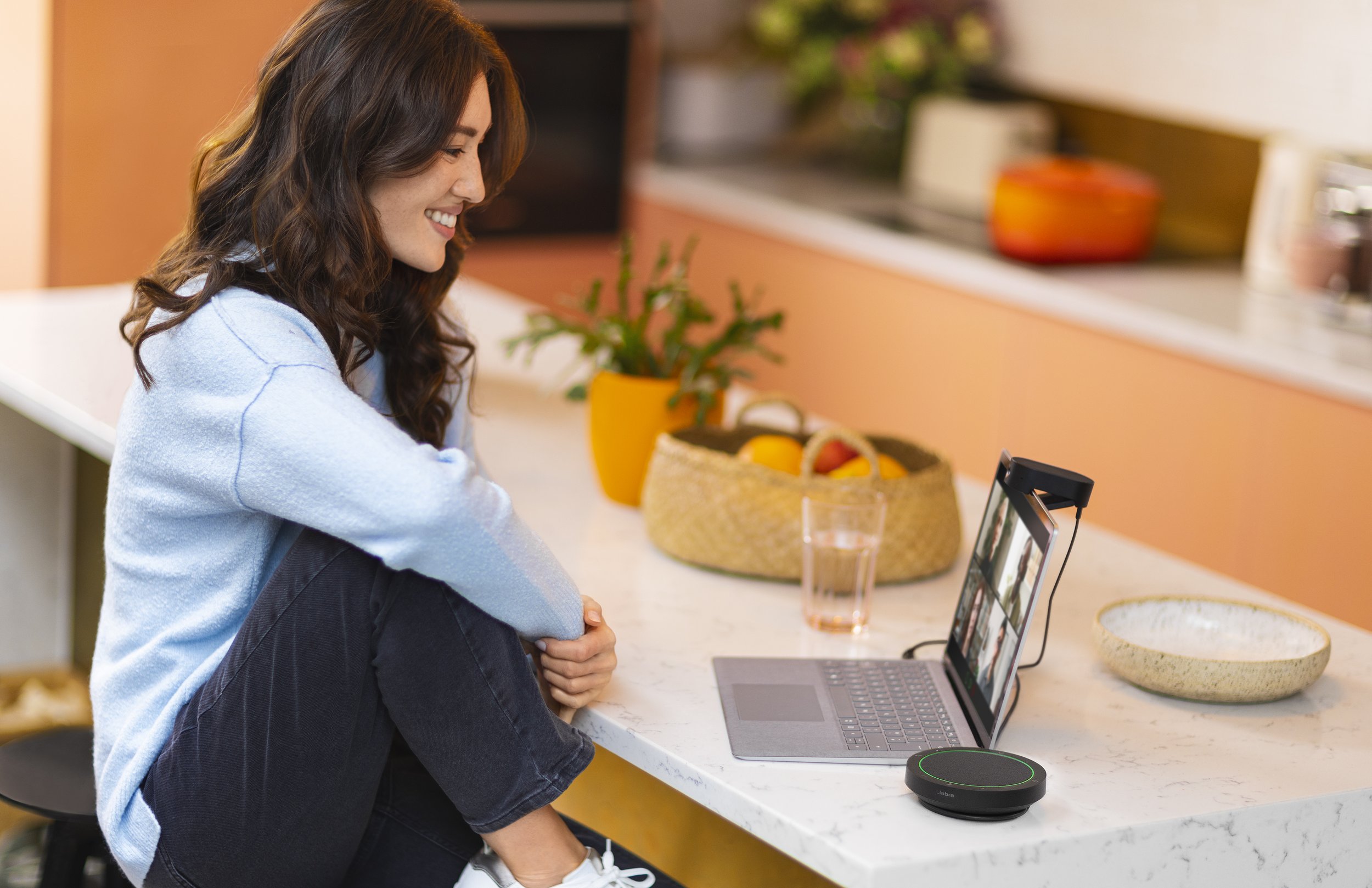 Jabra Speak2 40 Lifestyle Kitchen Call Medium.jpg