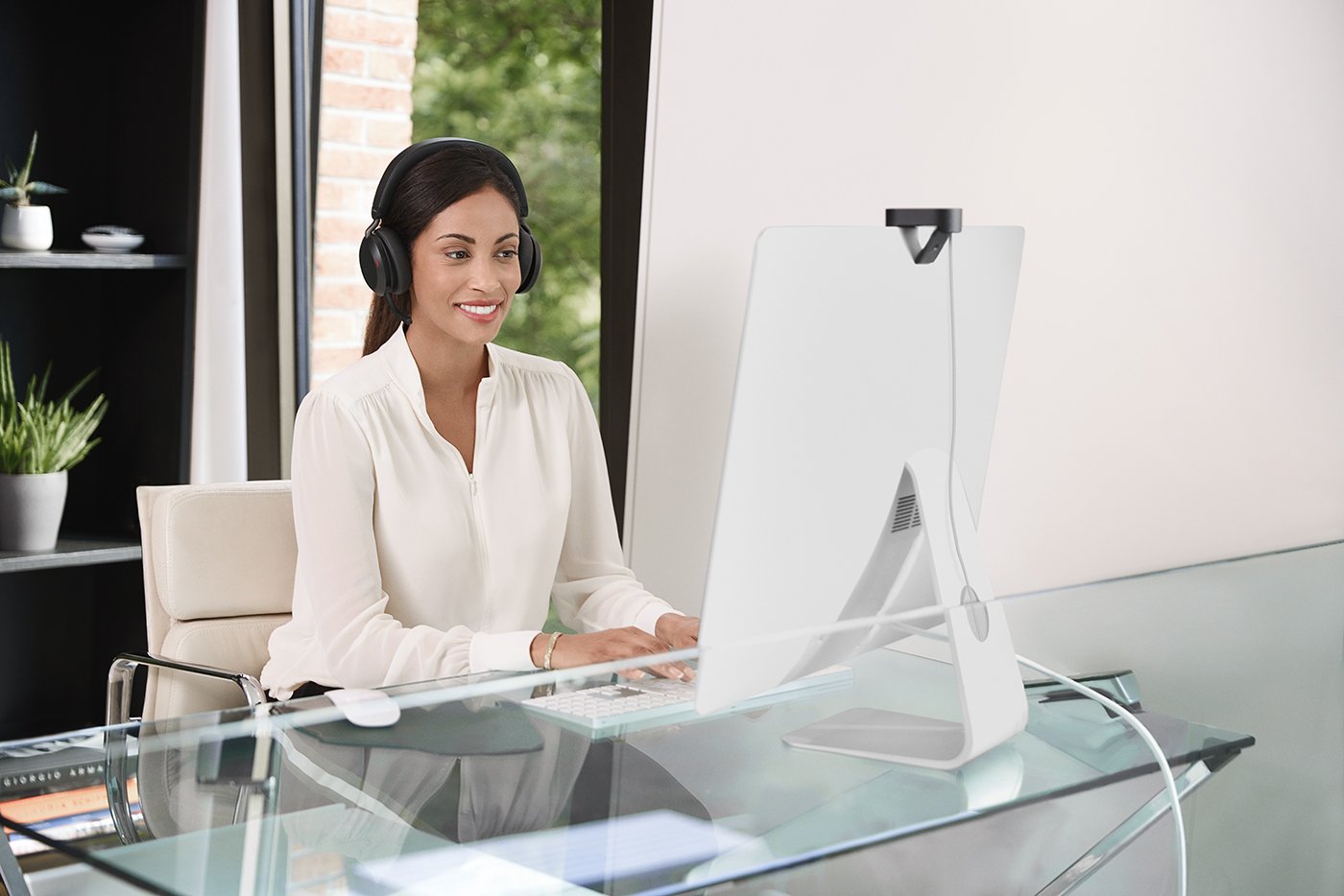 Jabra Evolve2 75 Lifestyle Female Home Office 2 Amazon.jpg