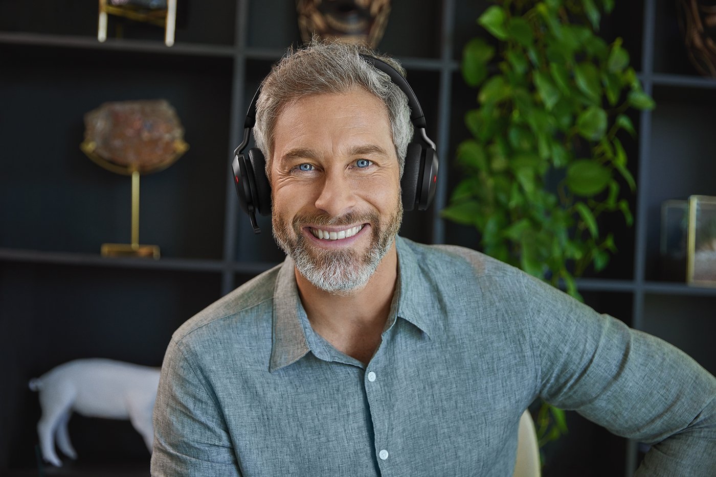 Jabra Evolve2 75 Lifestyle Male Home Office Amazon.jpg