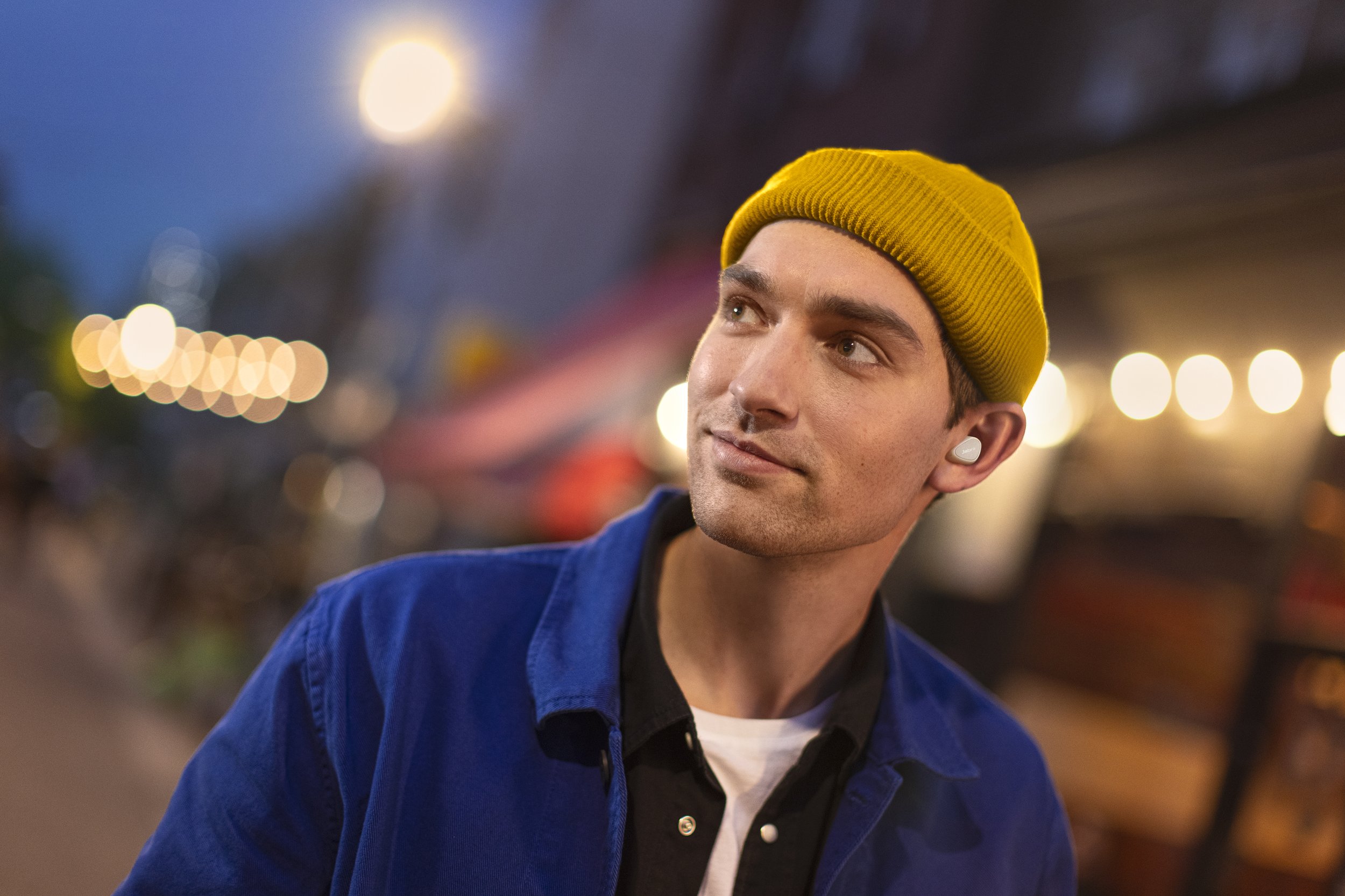 Jabra Elite 5 Gold Beige Lifestyle Male Evening Medium.jpg