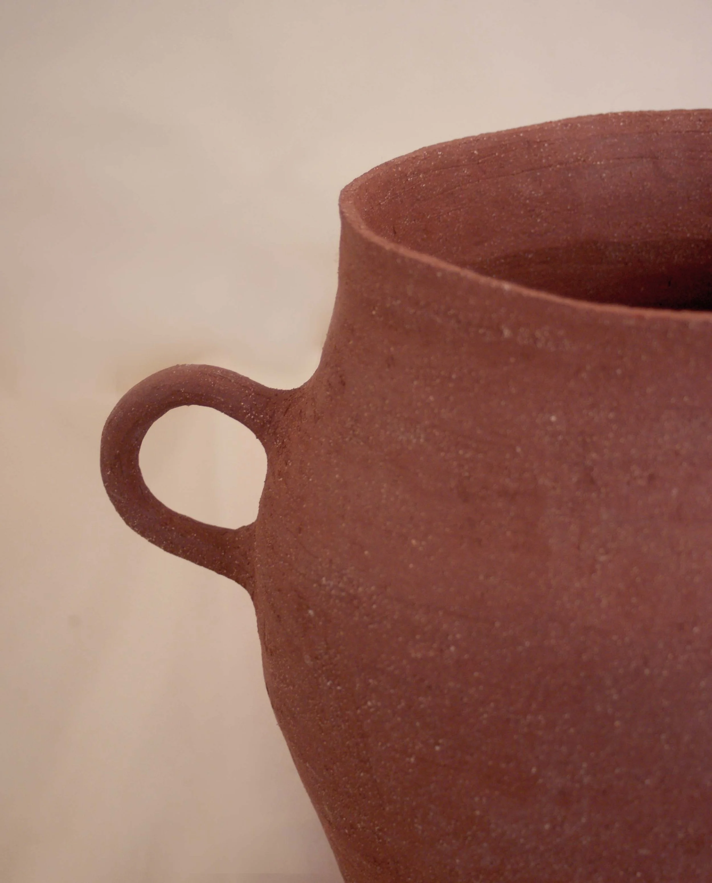 LR_MAEBY_VASE_LARGE_ARTIFACT_RED_CERAMIC_HANDMADE_LONDON_TEXTURED_02.jpg