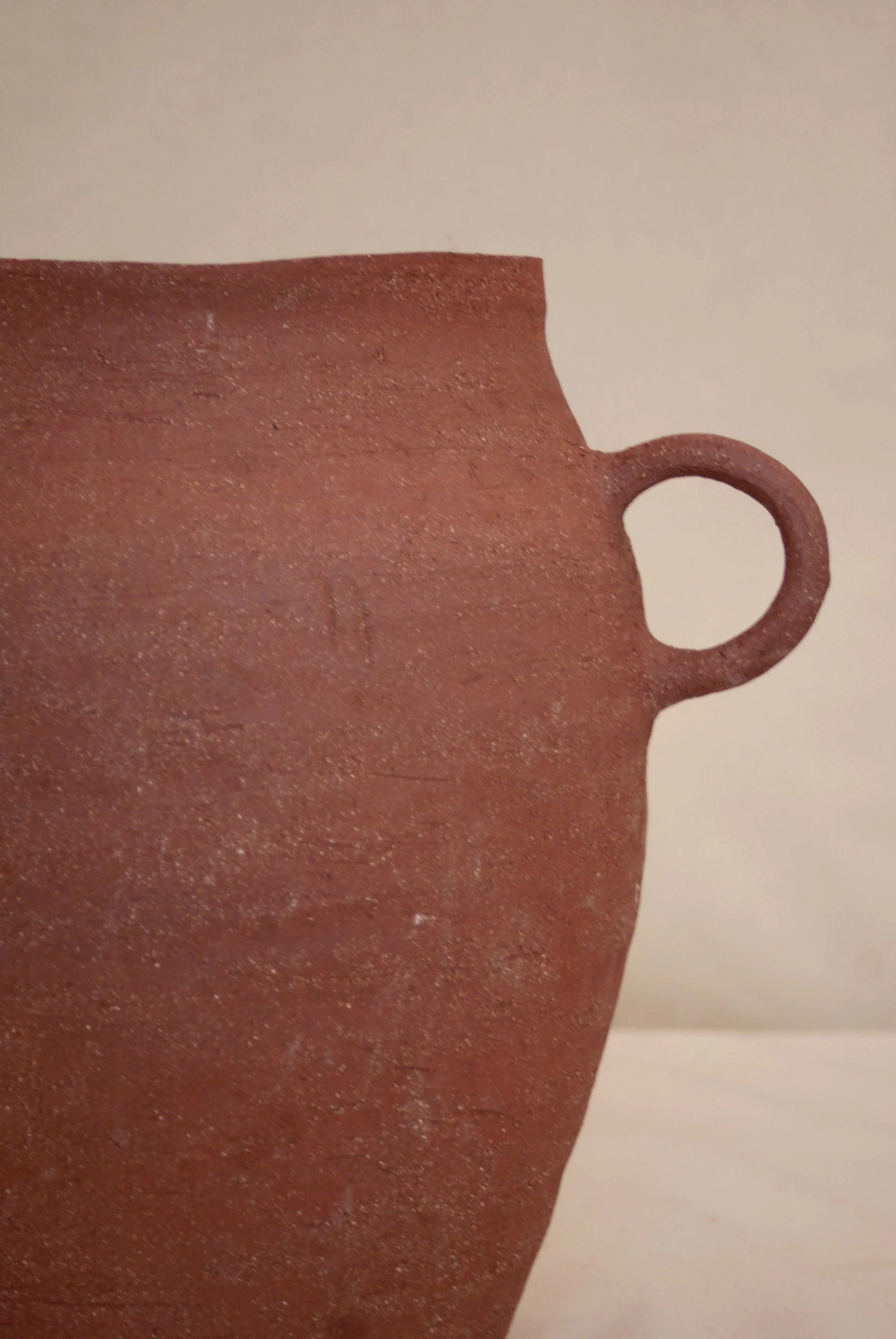 LR_MAEBY_VASE_LARGE_ARTIFACT_RED_CERAMIC_HANDMADE_LONDON_TEXTURED_01.jpg