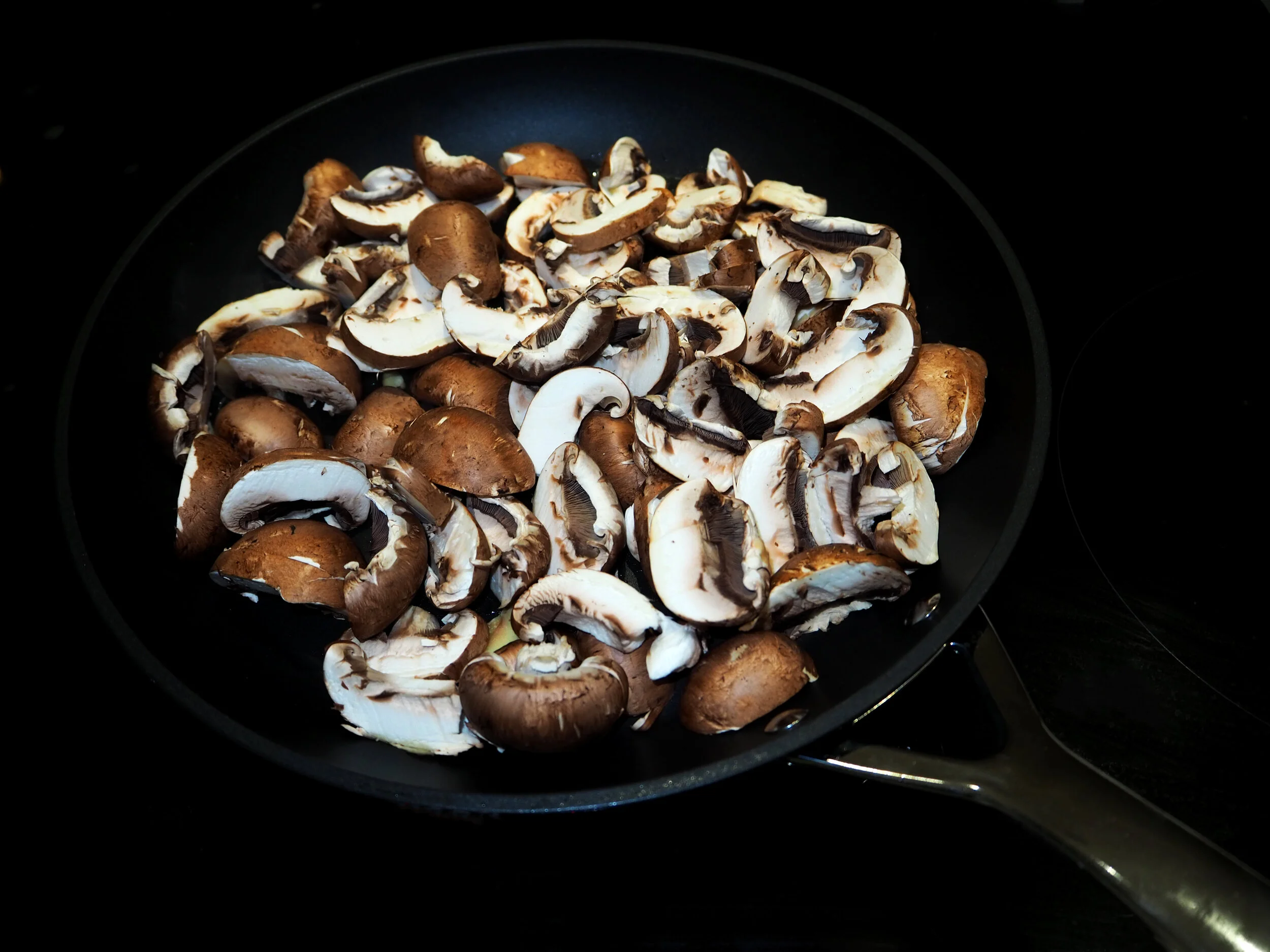 3.raw mushrooms into the frying pan..jpg