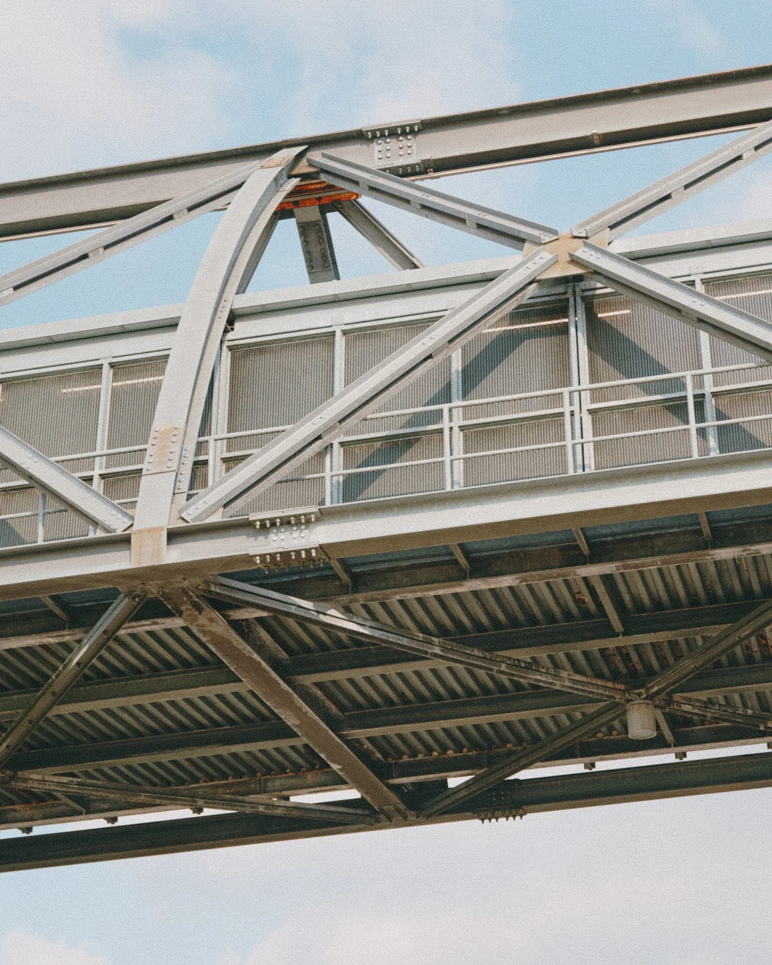 Struttura di metallo di un ponte o di un'installazione industriale vista dall'alto, con cielo azzurro sullo sfondo.