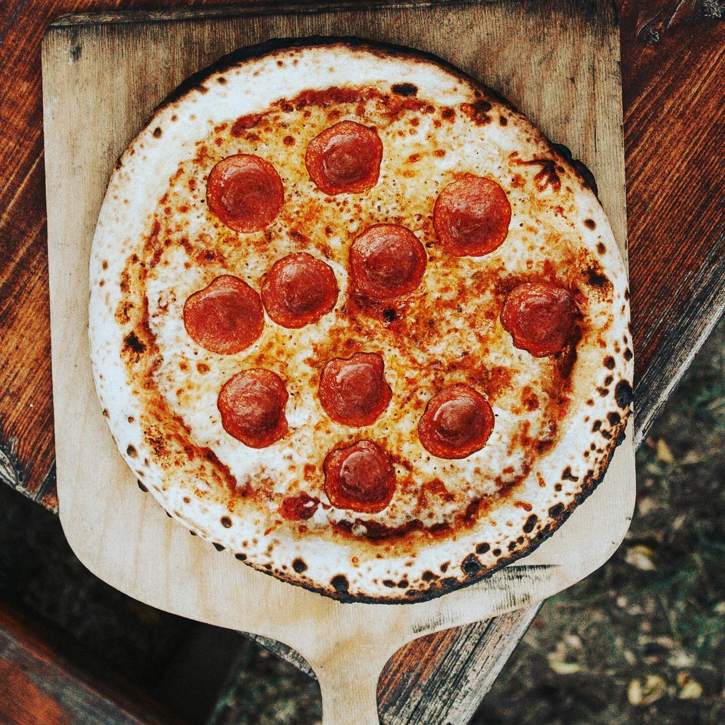 We love making pizza in the garden in our pizza oven in the summer. Our logs are the perfect size and we can deliver to you anywhere in the Surrey area. Stock up now for all your outdoor summer entertaining! 🍕🪵🔥
#pizza #pizzaoven #summerentertaini