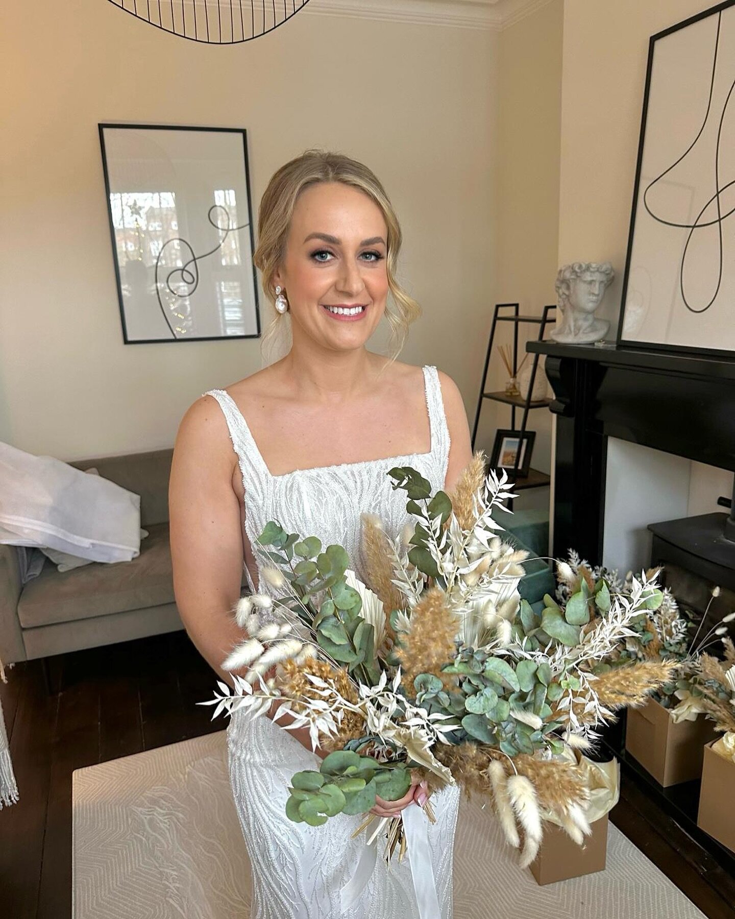P A I G E ★

Super chic &amp; super chill! Absolutely loved Paige &amp; she looked sooo gorge. Look at the flowers too! 🤩

&bull; MAKEUP - FRANKIE ★ for @bridalbyfrankie 
&bull; HAIR - @vickymhair 
&bull; PHOTOGRAPHY - @thebridetribephoto 
&bull; 
&