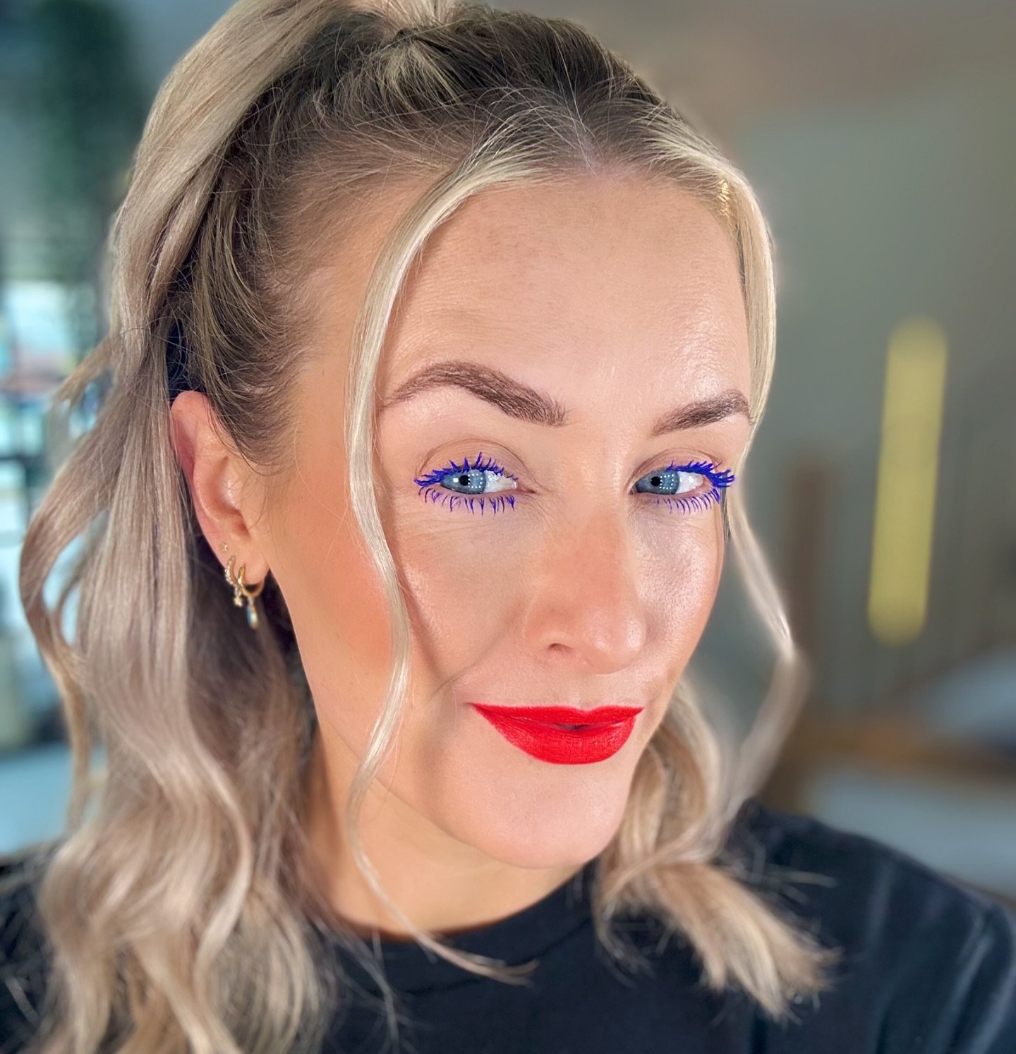 Gal has gone ROGUE!!! 🤣🩵🧨 Following on from yesterday&rsquo;s blue mascara stories. We now have an orange-red lip in the mix. 🤣🧨 TODAY this can be your sign to break the rules, try something new, and go a bit wild!!! Also&hellip;.

When people s