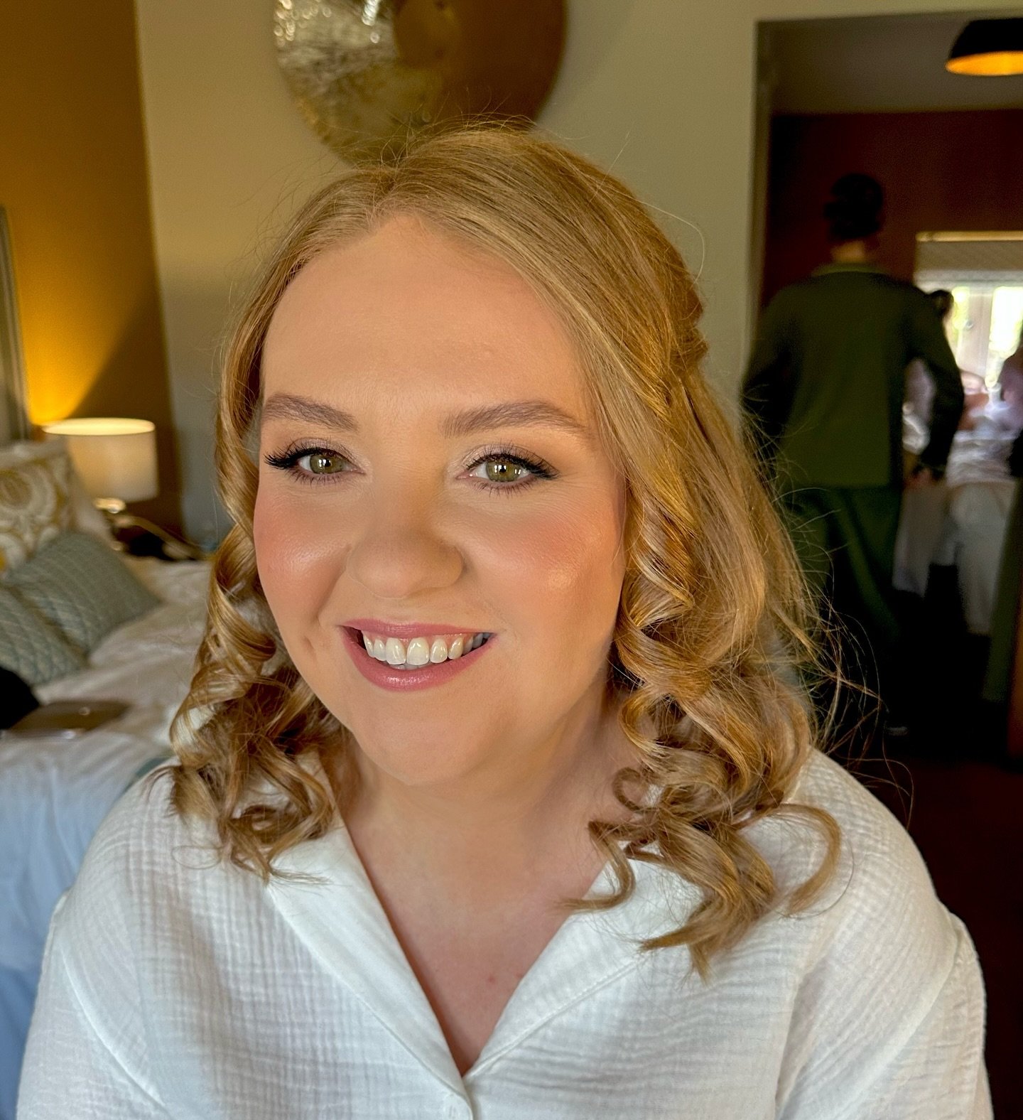 N I C ★ Looking so beautifully bridal &amp; timeless 😍😍😍 Soft pinky nudes &amp; champagnes. GORGE 🤩

&bull; MAKEUP - @frankienoone for @bridalbyfrankie 
&bull; HAIR - The Hair Lounge, Edenfield Rd (Jennie)
&bull; VENUE - @whitehartlydgate 
&bull;