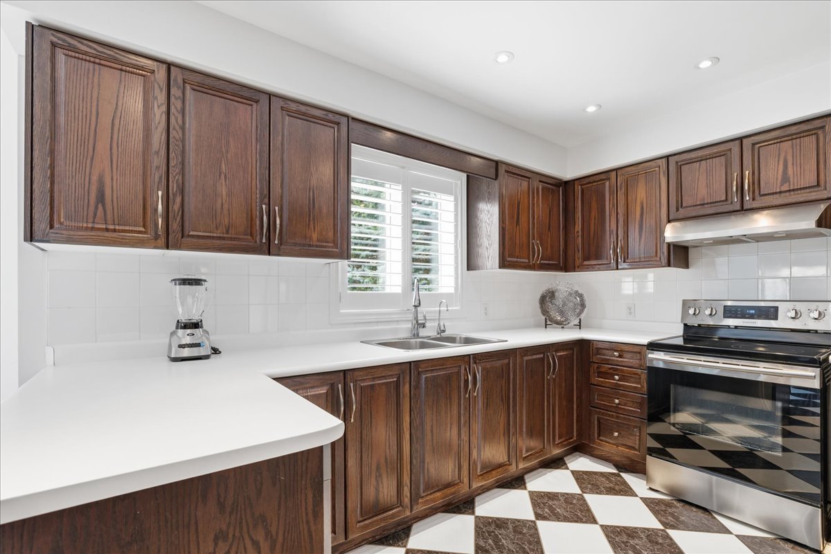 17-54 Woodcrest Crt -0679.jpg