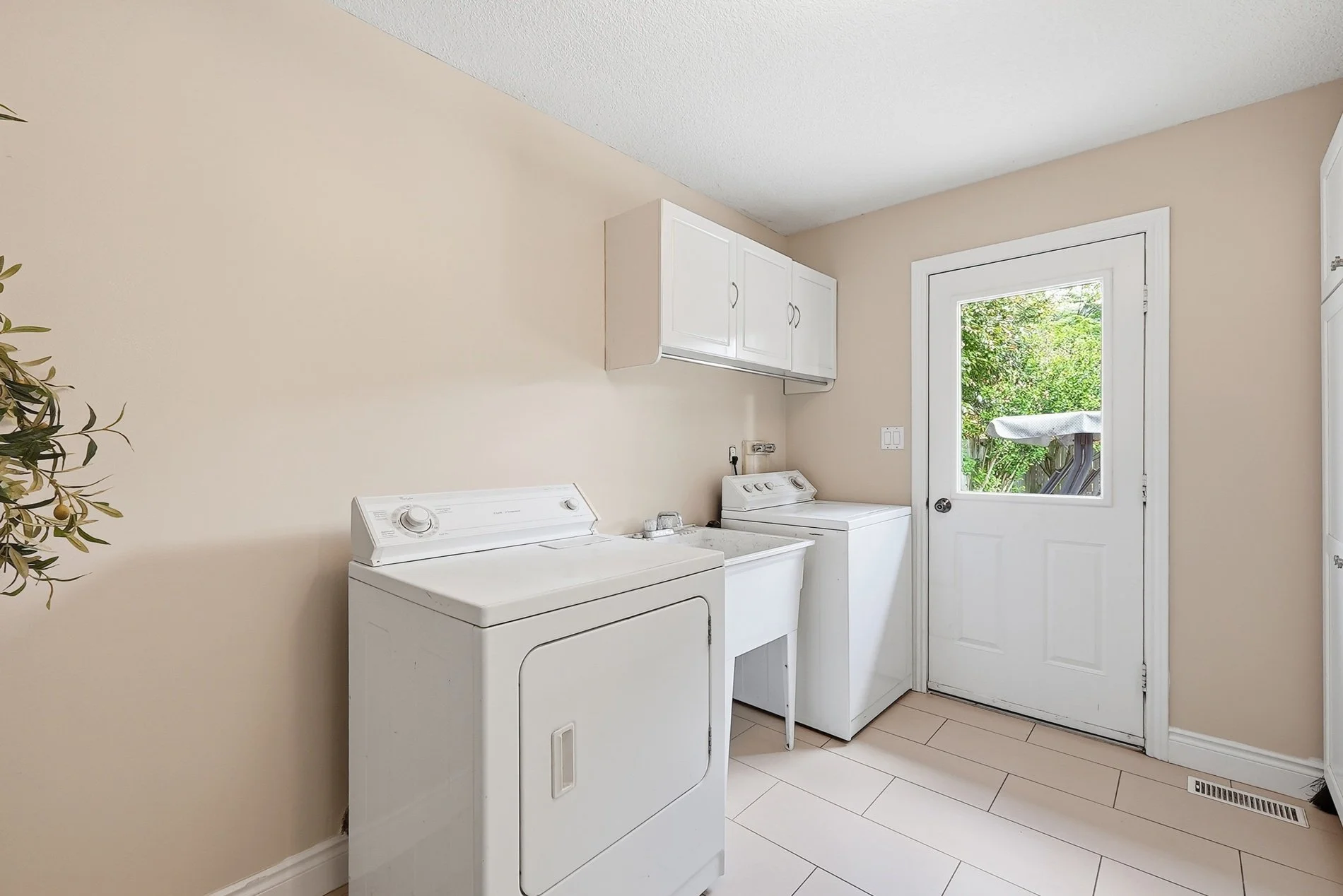 67_36 weberlyn crescent- 055.jpg