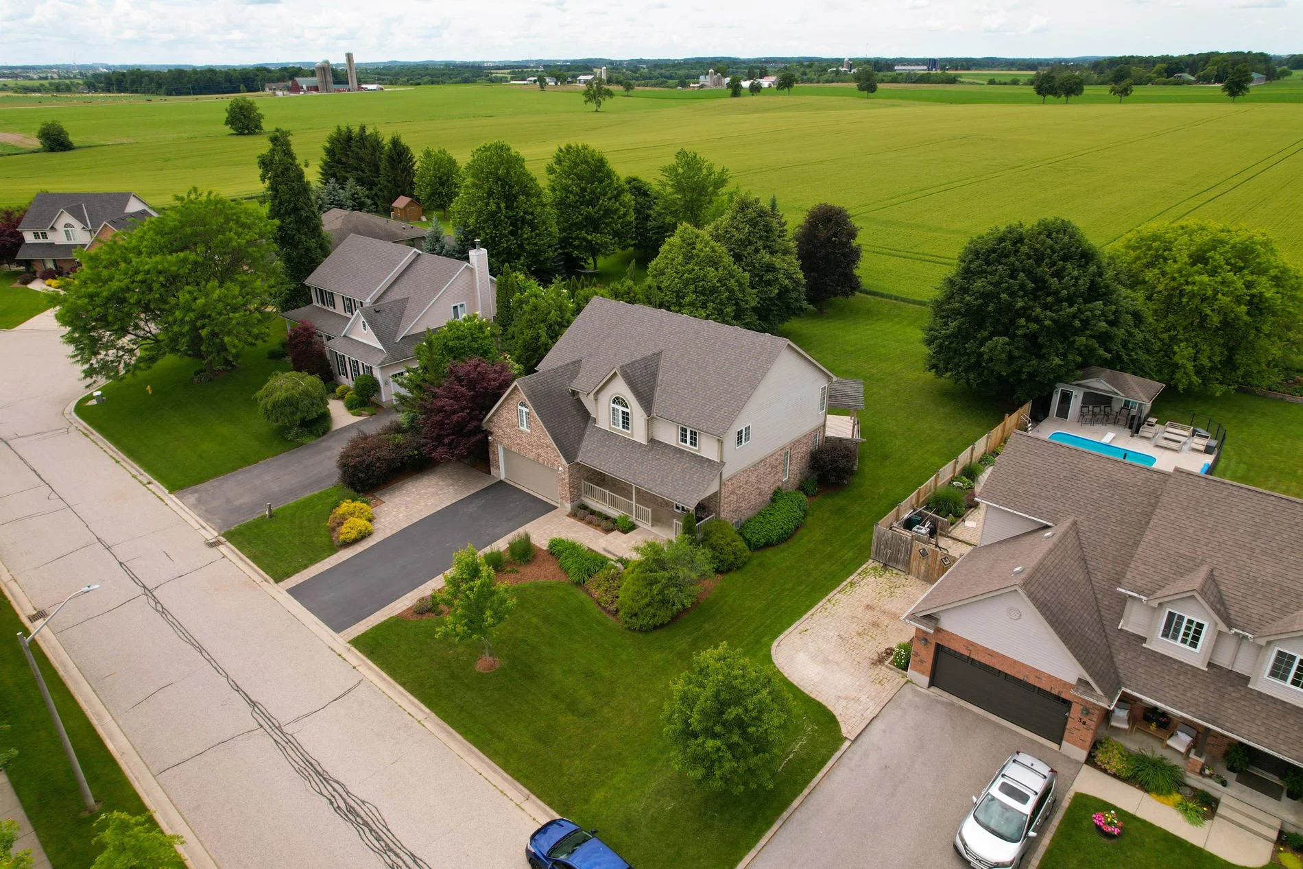 10_36 weberlyn crescent- 08.jpg