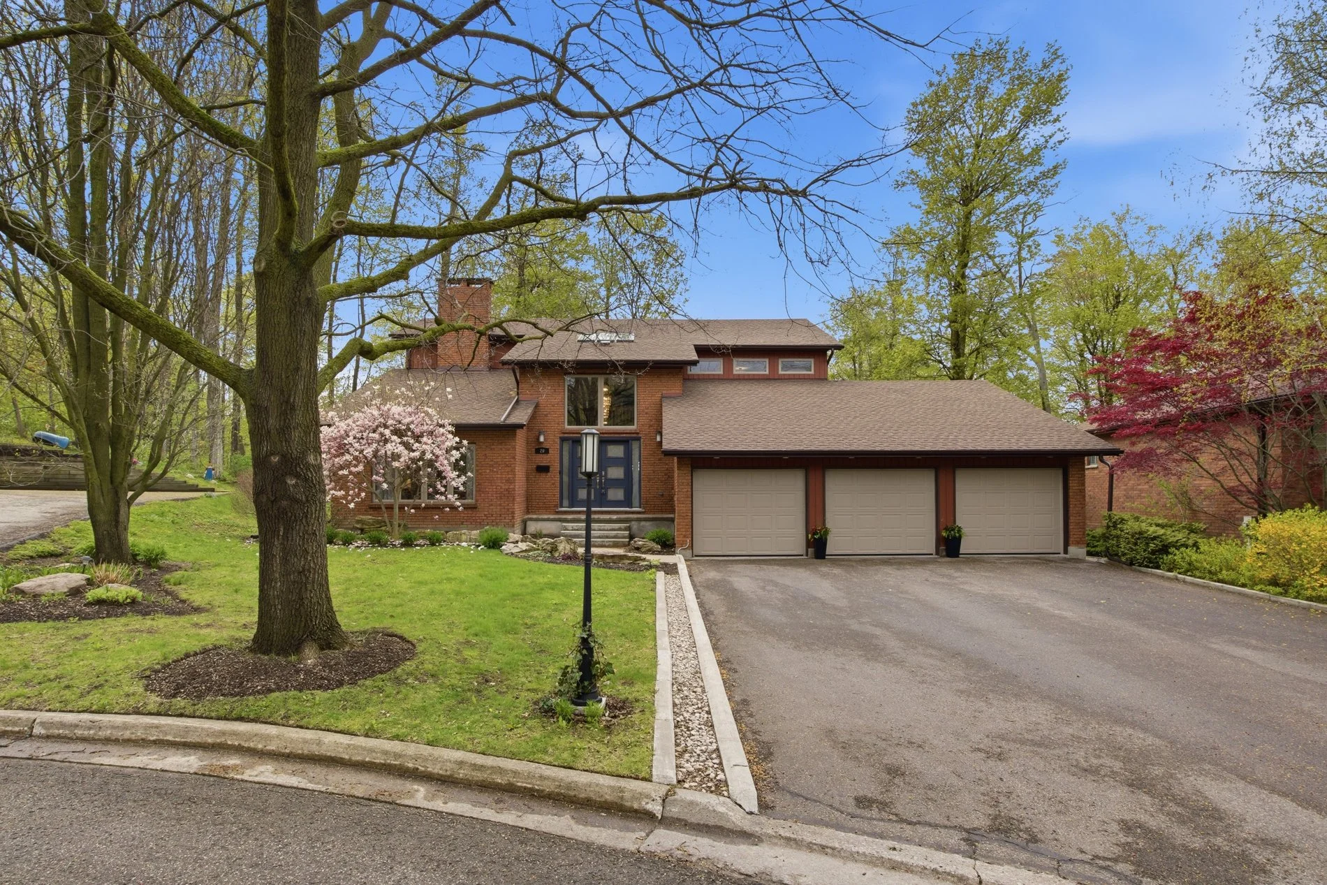 1_20 huntingdale pl- 01.jpg