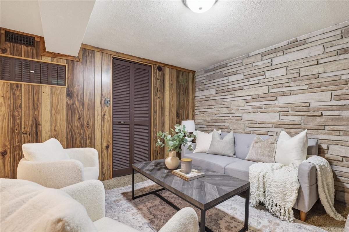 28-105 White Pine Cres 5G5A1345.jpg