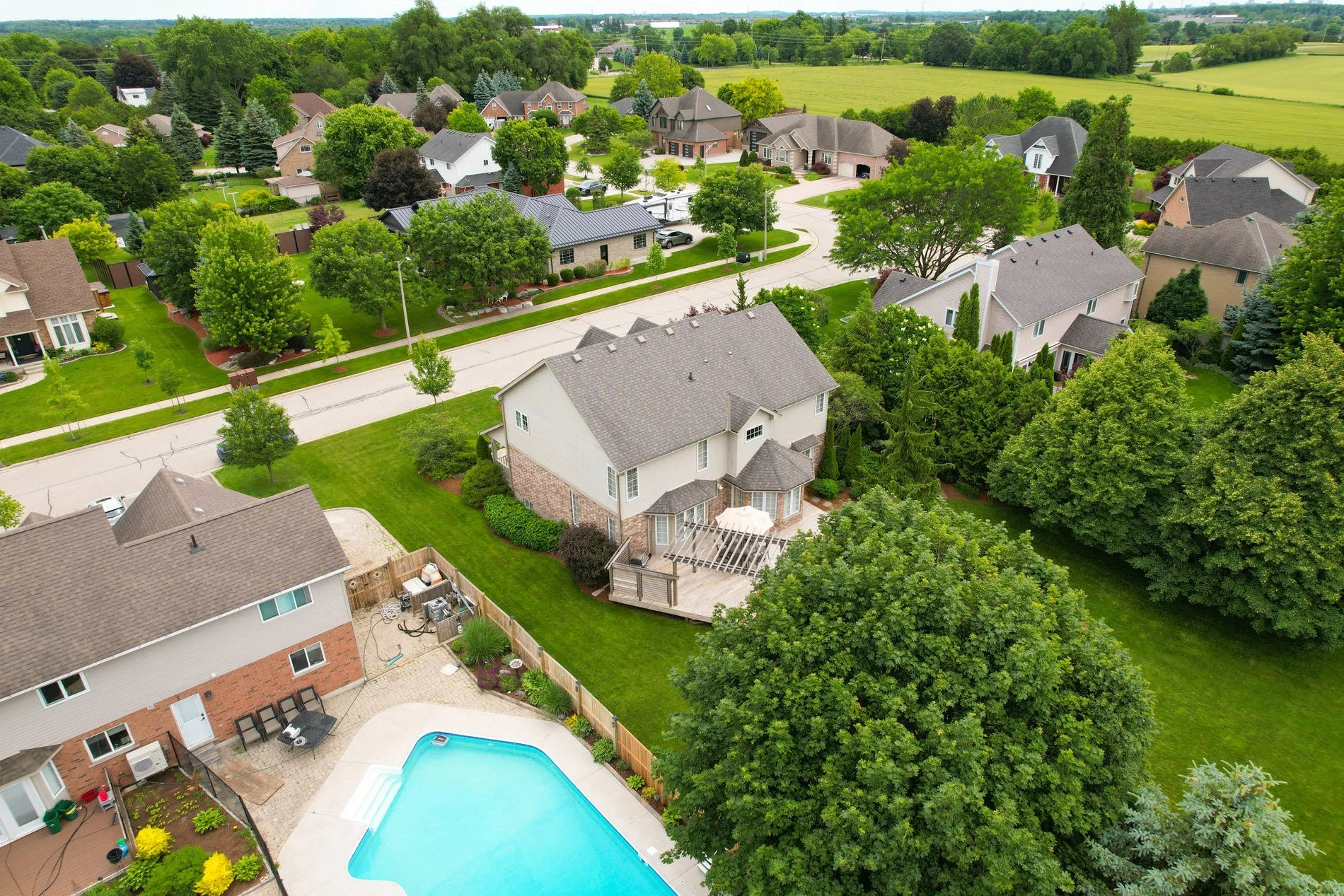 80_36 weberlyn crescent- 068.jpg