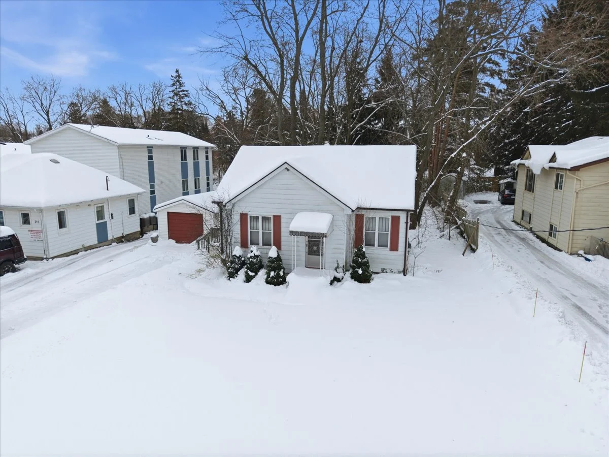 20-389 Erb St W--38.jpg