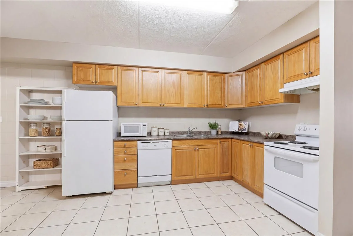 07-kitchen 2 decluttered.jpg