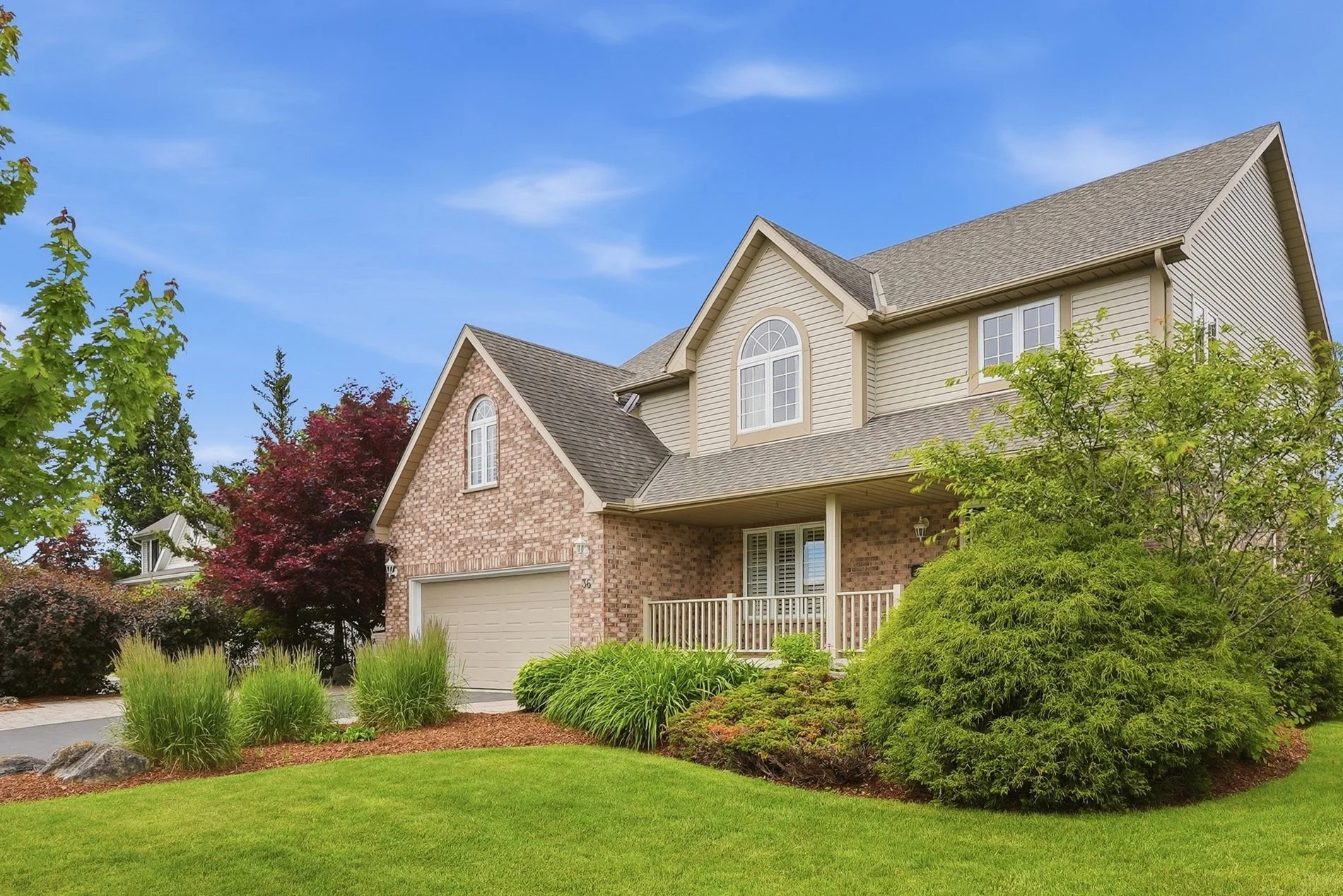 8_36 weberlyn crescent- 06.jpg