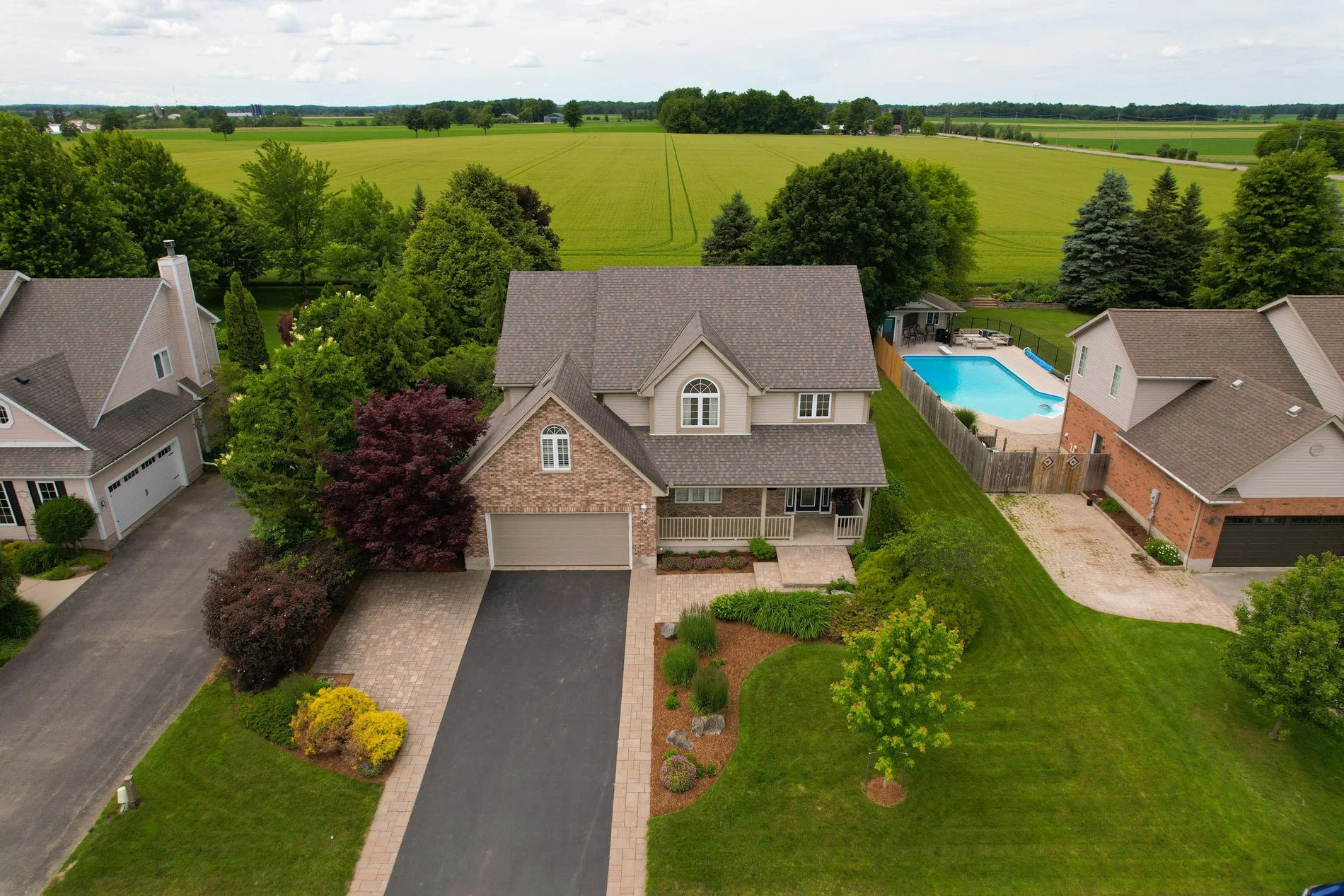 2_36 weberlyn crescent- 02.jpg
