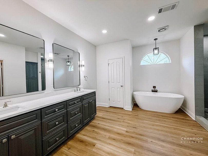 Part 2 BEFORE ➡️ AFTER of our Port Allen whole home remodel! By changing the configuration of the 2 primary closets and moving one of them to a new location off of the primary bedroom (and making it drool worthy huge) we were able to totally transfor