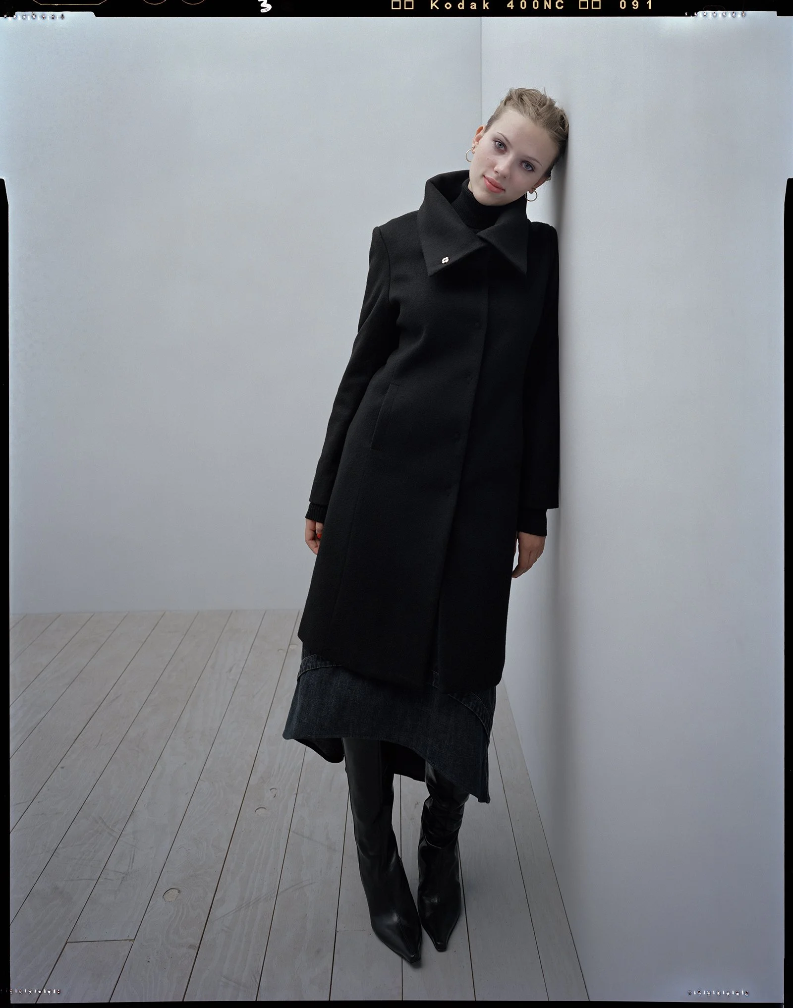 SCARLETT JOHANSSON, NEW YORK CITY, 2001 (COLOR FULL FIGURE LEANING)