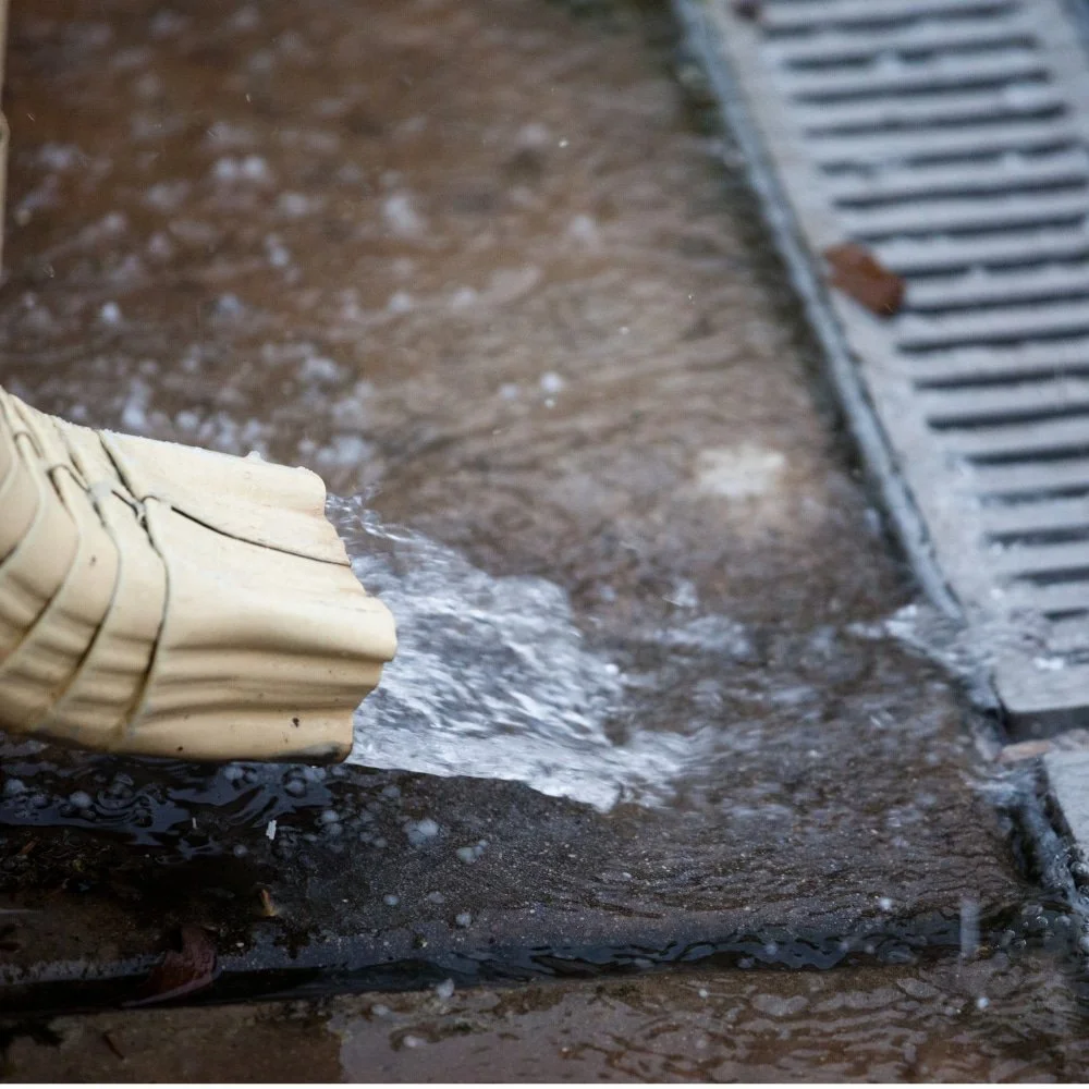 Contact New Look Roof in Louisville Kentucky to replace old, ineffective gutters.