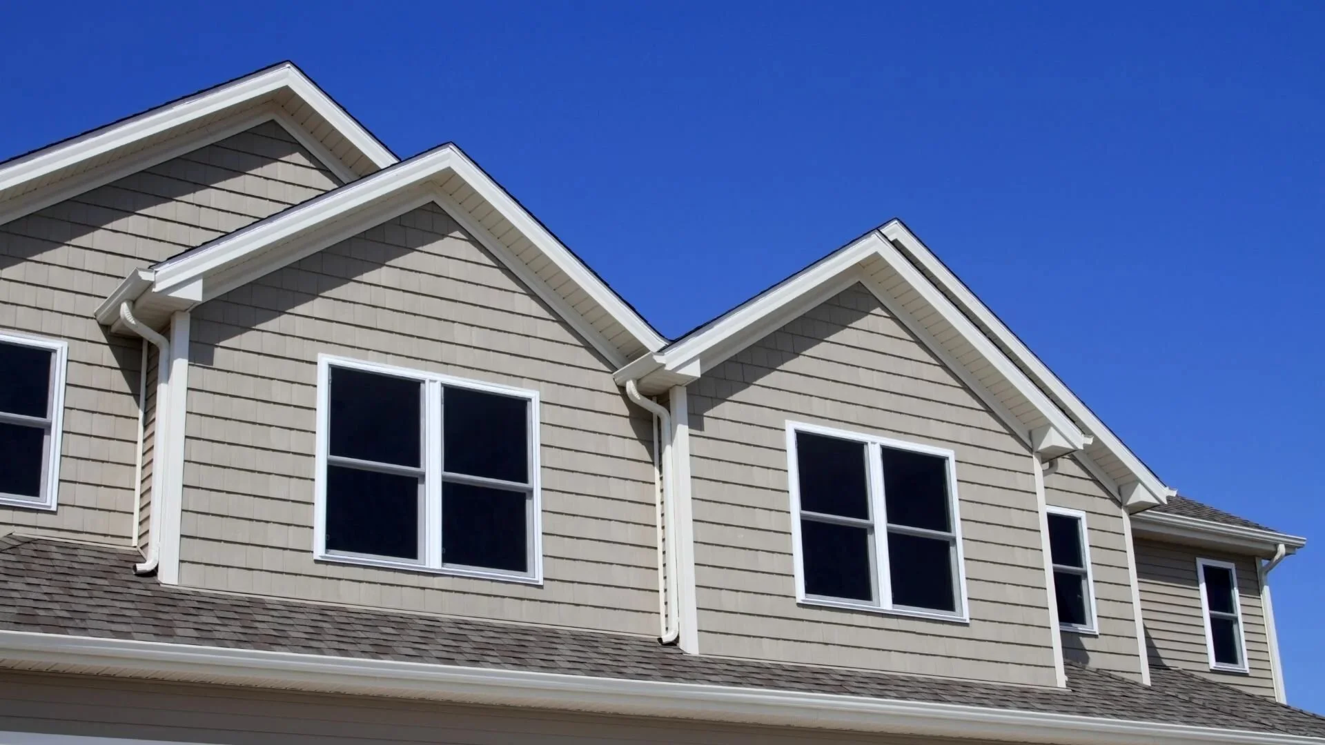 Vinyl lap siding installation on a Louisville Kentucky home exterior