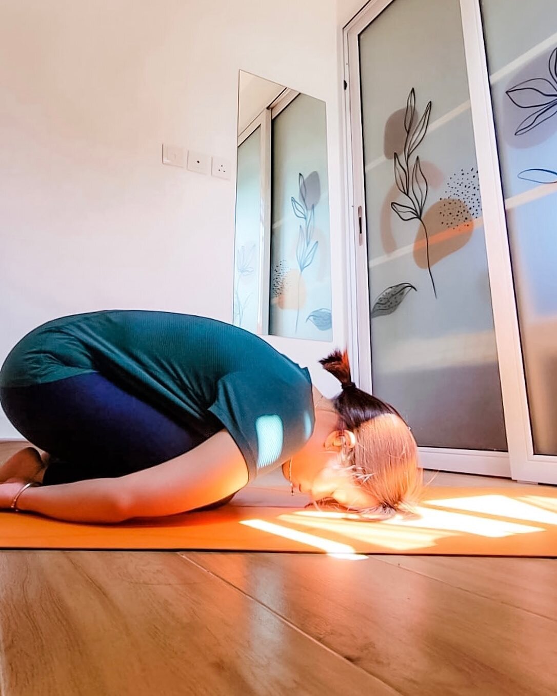 【4th Years Anniversary🧡The Journey to heal🧡Healing story by Alignment teacher Euka @theyoginah 】

Over the years of yoga practice and doing other activities, I have gain multiple injuries. The most recent ones are on my hip and my shoulder blades. 
