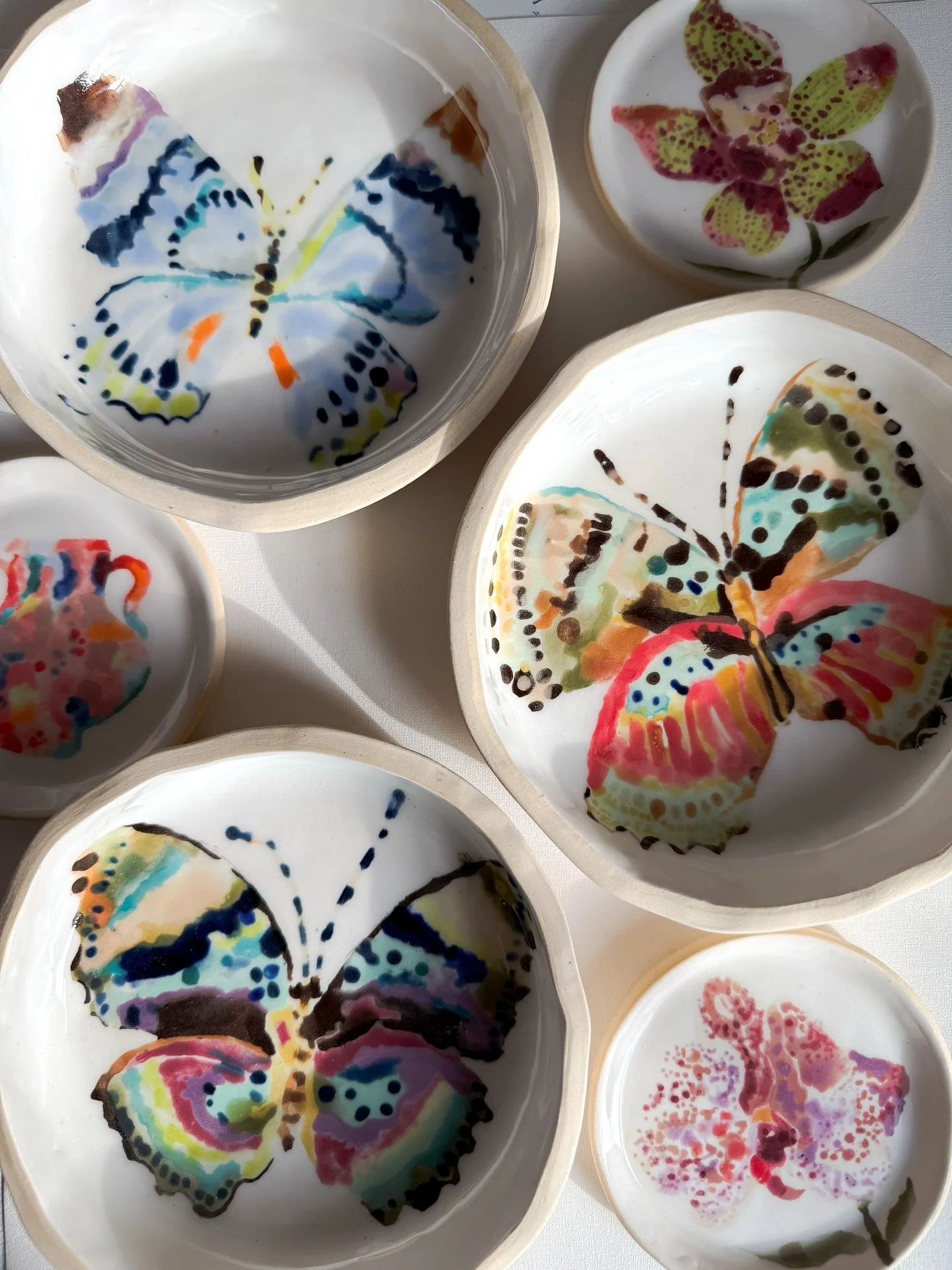 Painterly Plates 🍽️
Fresh out of the kiln ready for @materialmatters.world 

📍Iron 23, West 23rd Street, NYC
🕰️ Saturday 28th Feb &amp; Sunday 1st March 11-5pm
🎟️ link is in my bio and hope you can join the show!

#paintedceramics #ceramicarts #b