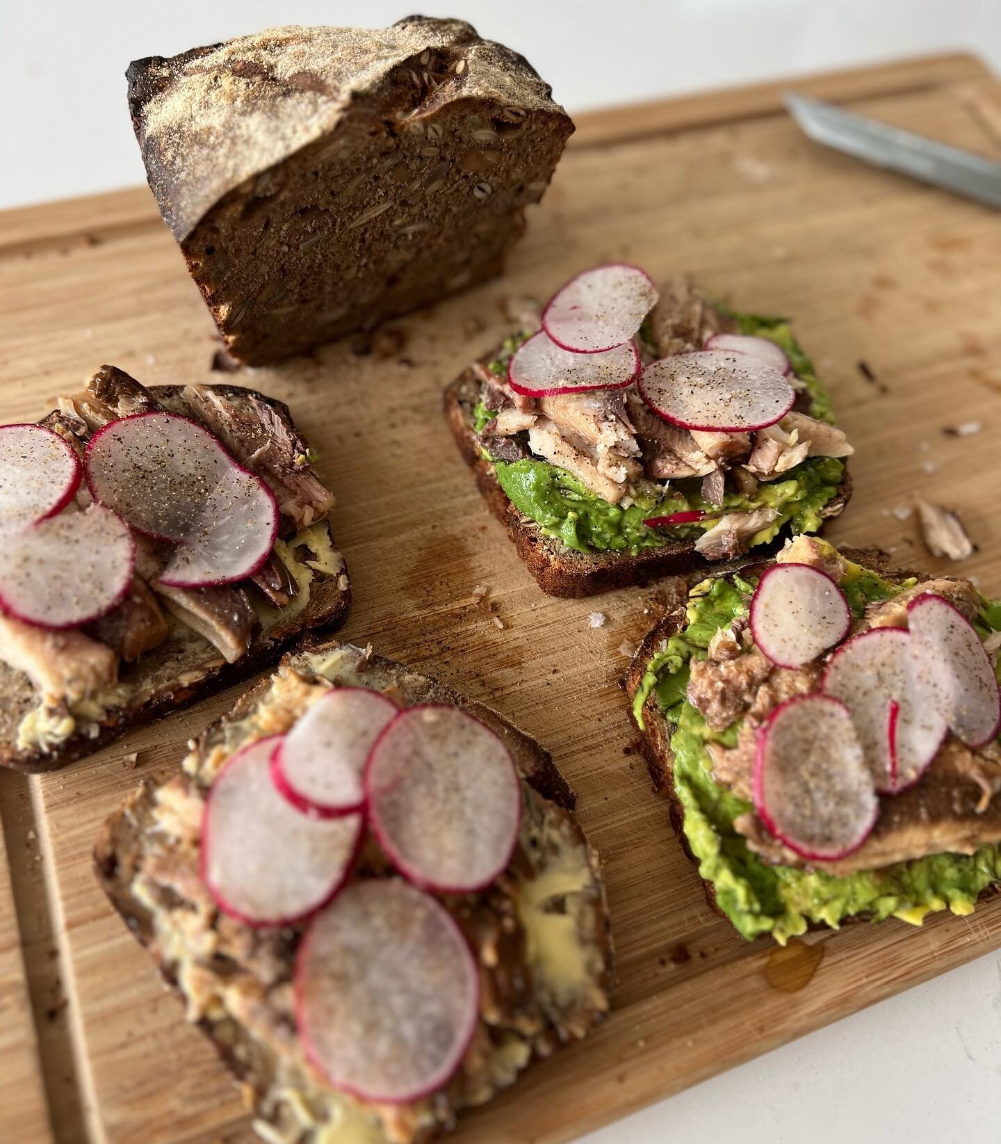 Tobi is baking again and I am so happy about it. 🤗🤗 Baking bread when you have a newborn is ambitious, but he found this super simple recipe where you mix the flour, yeast, seeds, let it proof, and then bake it. No kneading by hand or folding requi