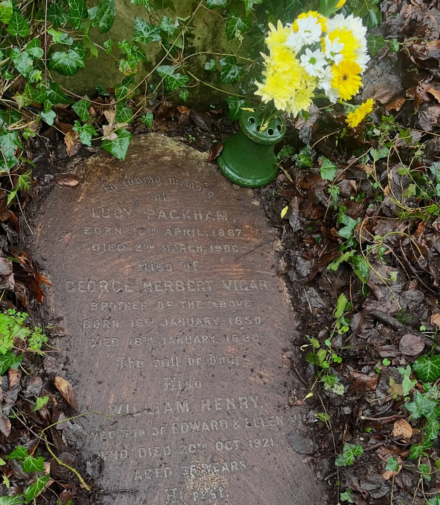 Paying our respects to Lucy Packham today, our longest serving landlady. 
126 years, but never to be forgotten. 💐