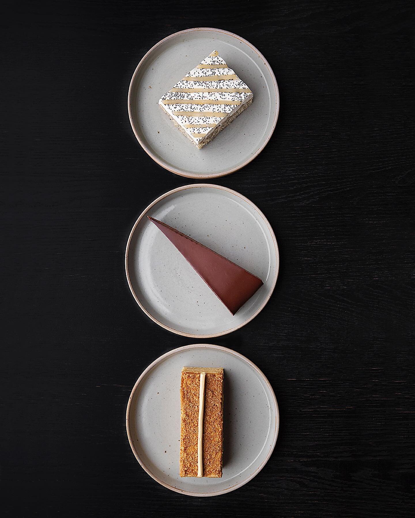 Cakes at @baret.berlin: 

- Bergamot Poppy Seed
- Persimmon &ldquo;Sachertorte&rdquo;
- Burnt Honey

#berlinrestaurant #baretberlin #berlinfoodphotographer #berlinphotographer #cake #sachertorte #onthetable