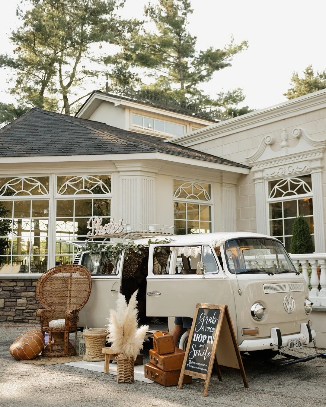 ✨Looking for a show-stopping photo booth? ✨ Gracie brings vintage charm, fully customizable d&eacute;cor, and instant memories &mdash; like here at the beautiful @ashfordestate . #WeddingInspo #GracieTheBus 📸: @connectionphotography